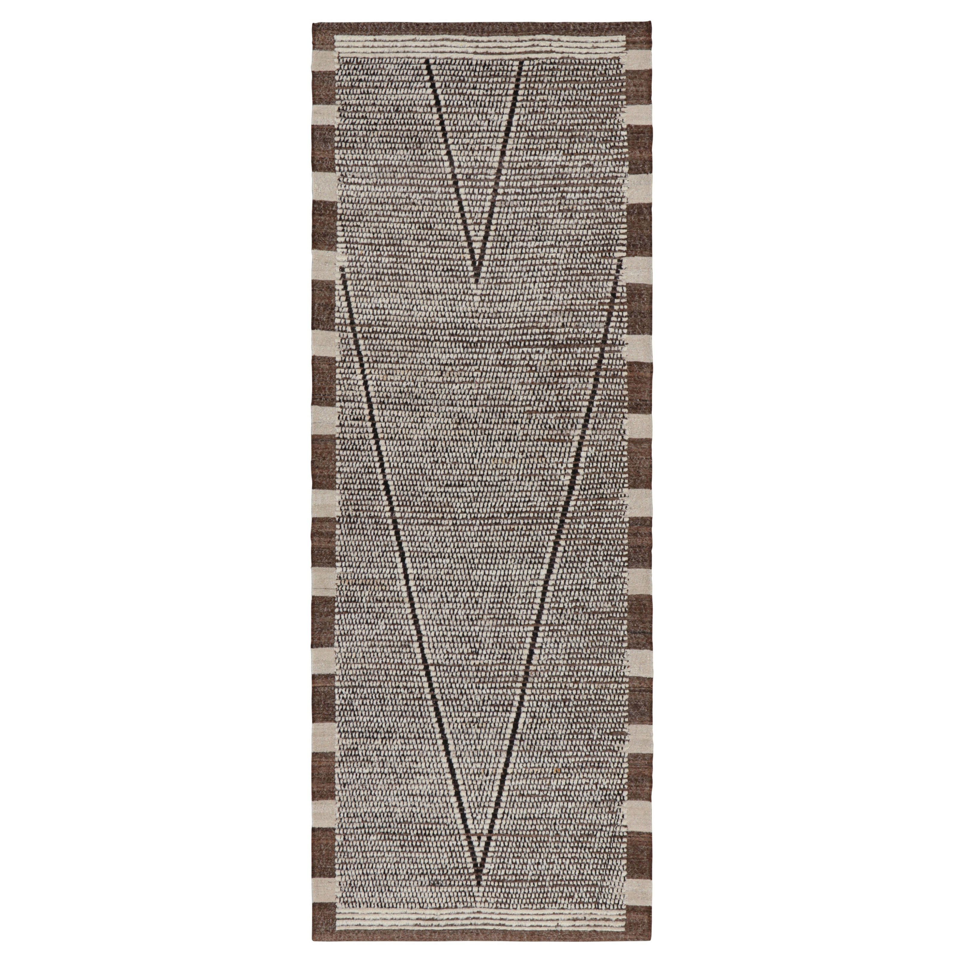 Rug 
Kilim è un tappeto runner extra-lungo in beige-marrone con righe e strisce