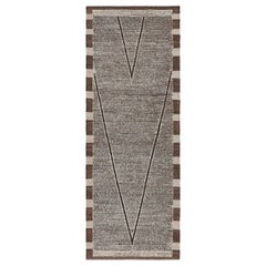 Rug 
Kilim è un tappeto runner extra-lungo in beige-marrone con righe e strisce