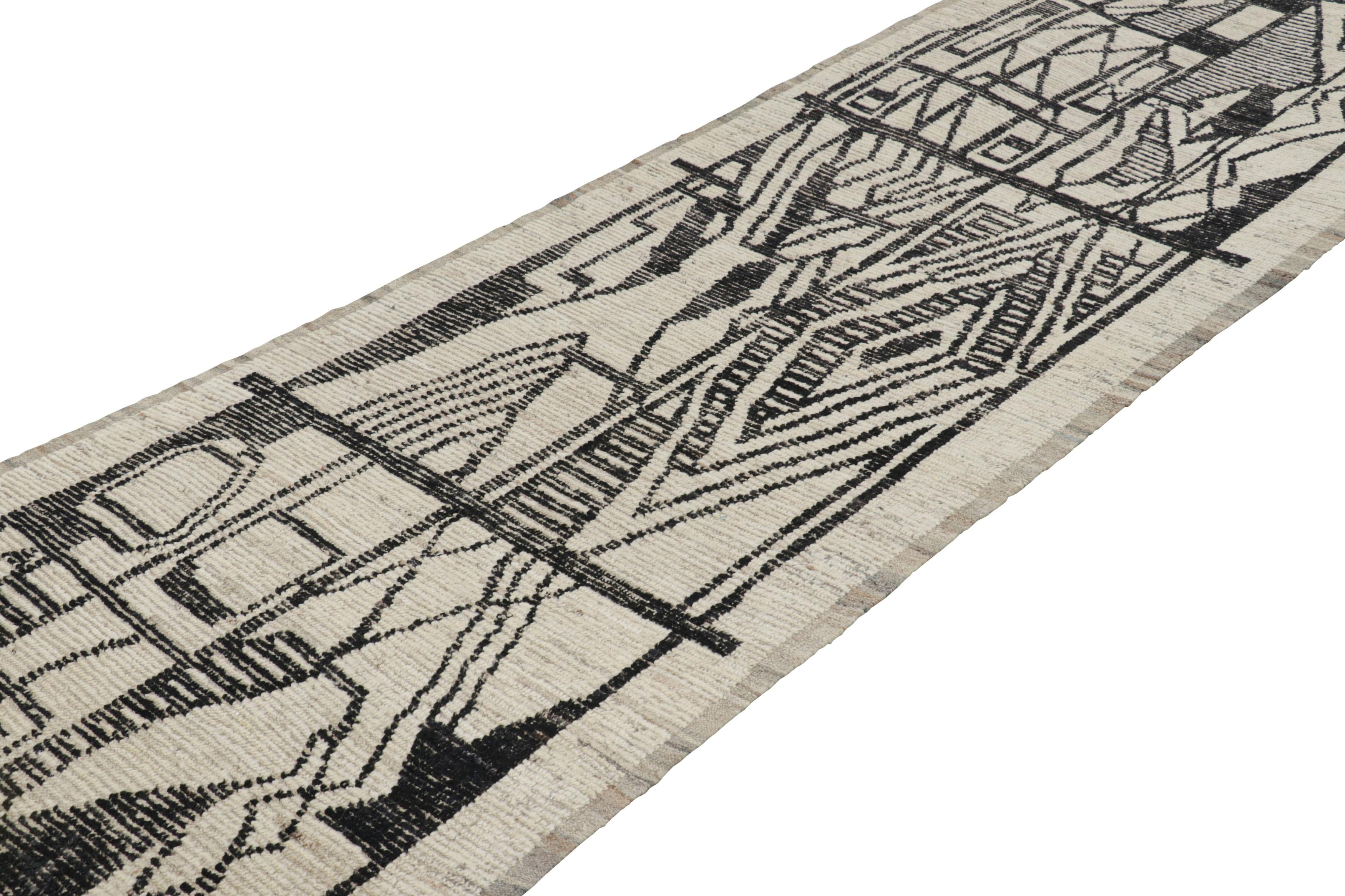 Tessuto a mano in lana, questo runner Kilim 4x21 extra-lungo è un'interessante aggiunta alle collezioni di tappeti Kilim & Flat Weave e Modern di Rug & Kilim. Questa linea particolare presenta tappeti con un gioco di vello e trama piatta, con un