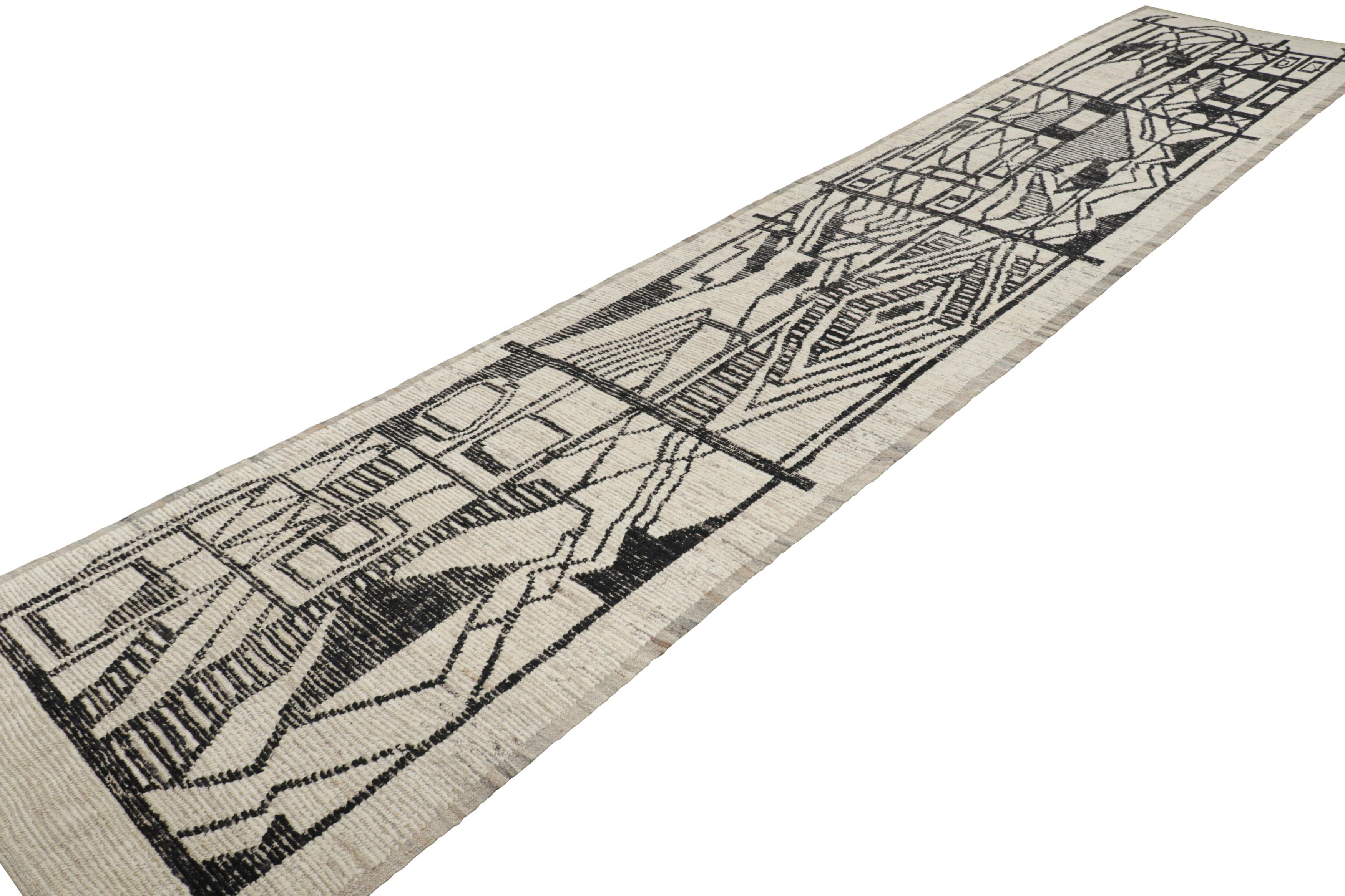Tessuto a mano Rug & Kilim è un tappeto runner extra-lungo di colore crema con motivi geometrici neri in vendita