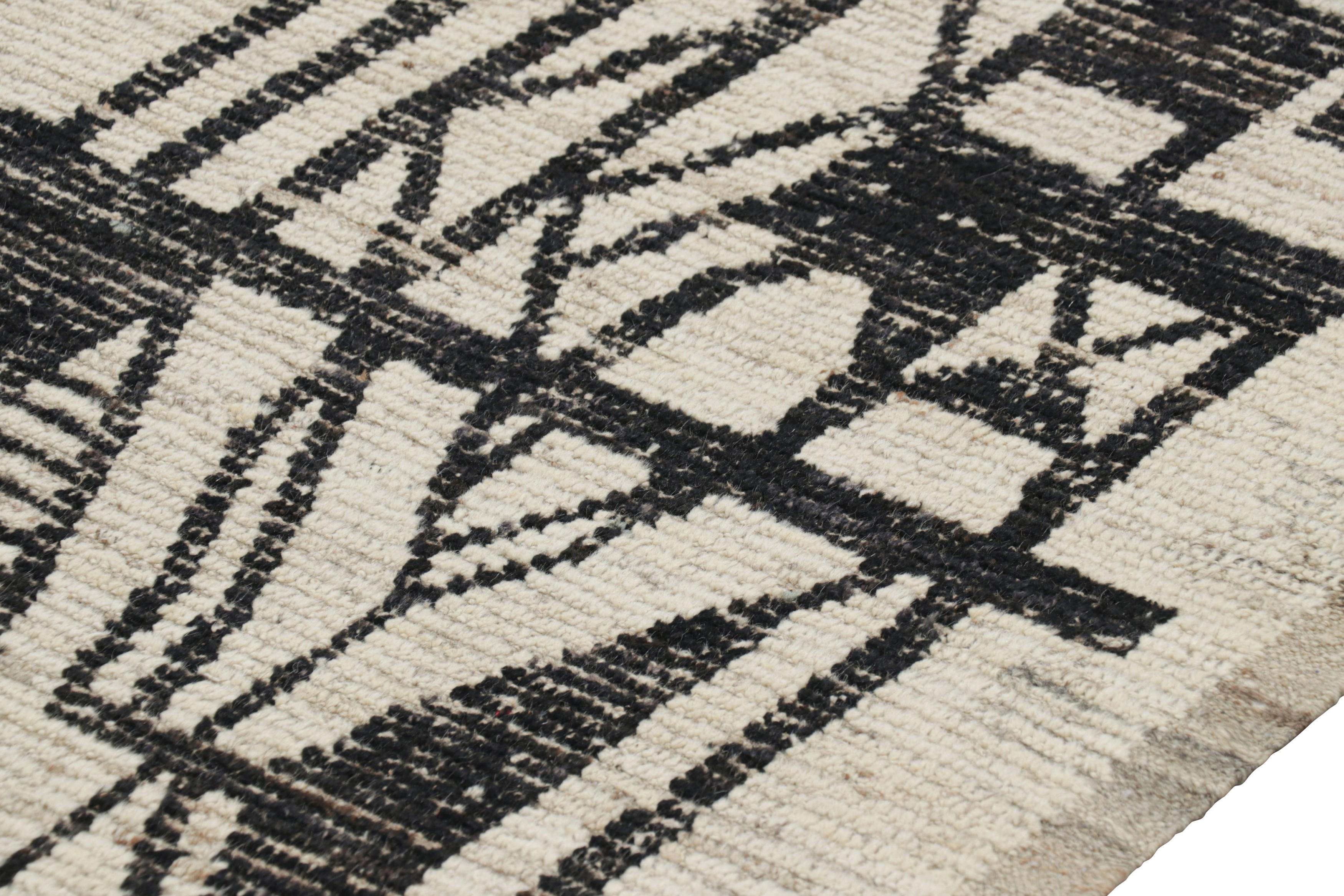 Rug & Kilim’s Extra-Long Runner Rug in Cream with Black Geometric Patterns In New Condition For Sale In Long Island City, NY