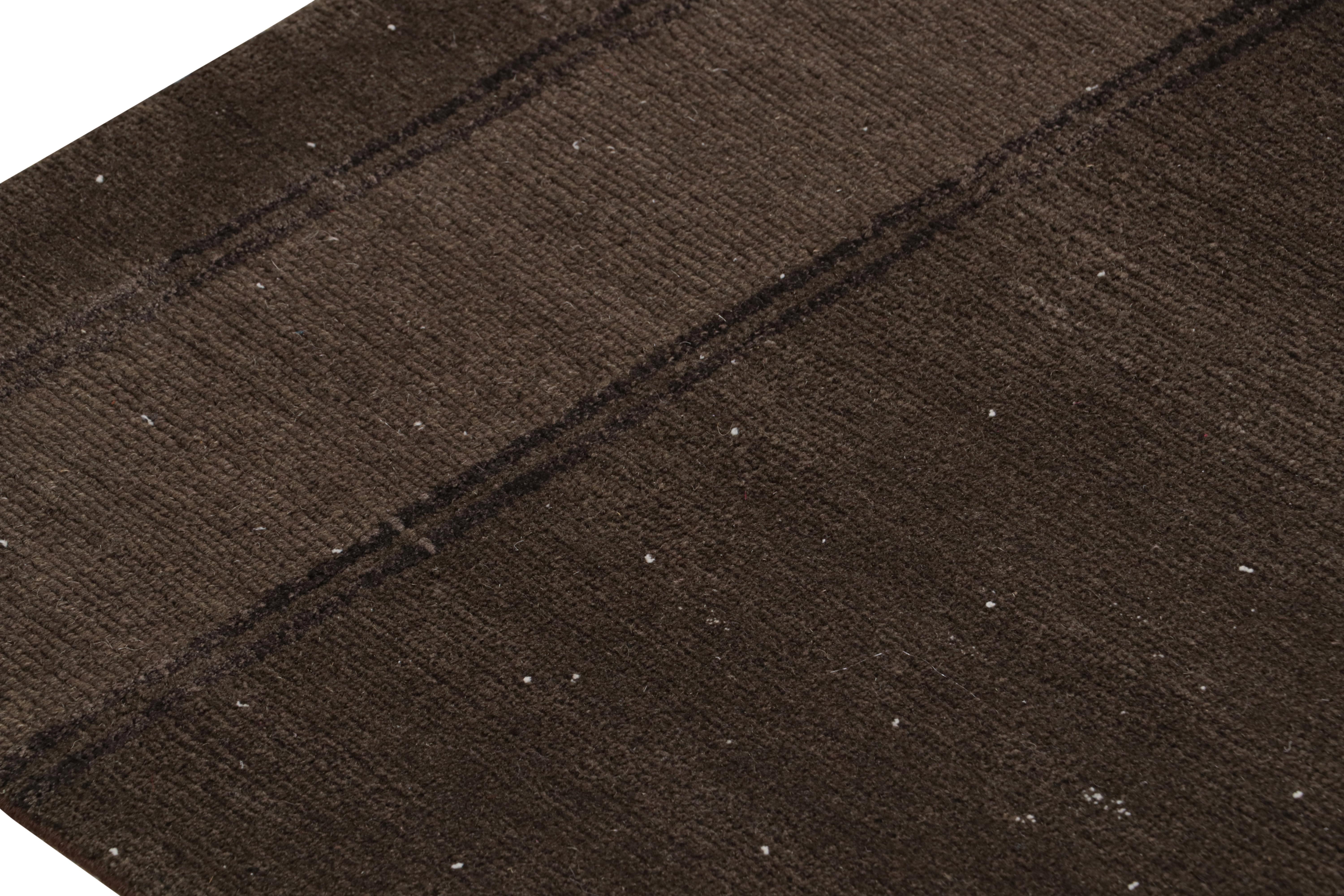 Alfombra extralarga Rug & Kilim en marrón monocromo texturizado en Nuevo estado para la venta en Long Island City, NY