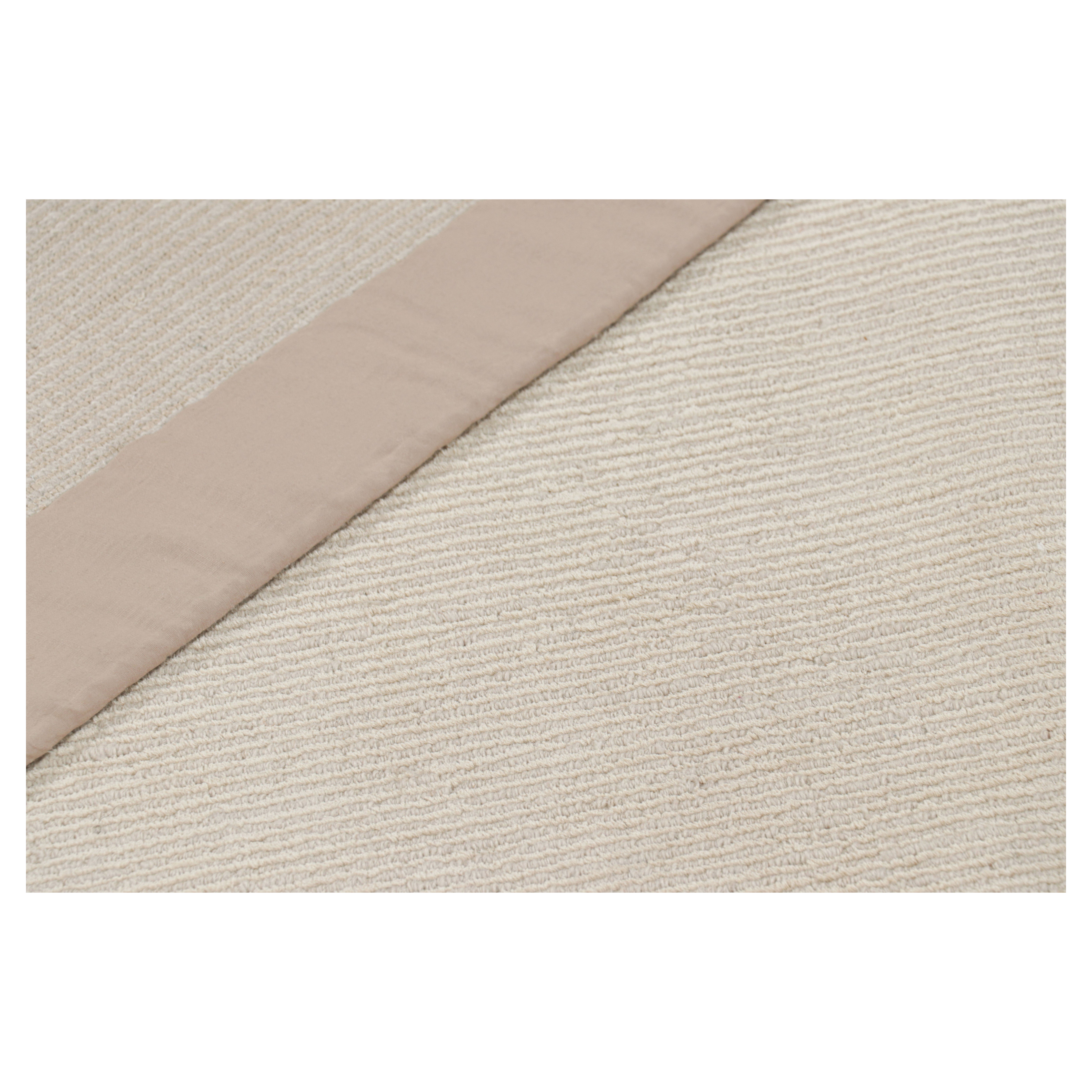 Tapis de course extra-long de Rug & Kilim dans des tons monochromes texturés et blancs et des rayures en vente