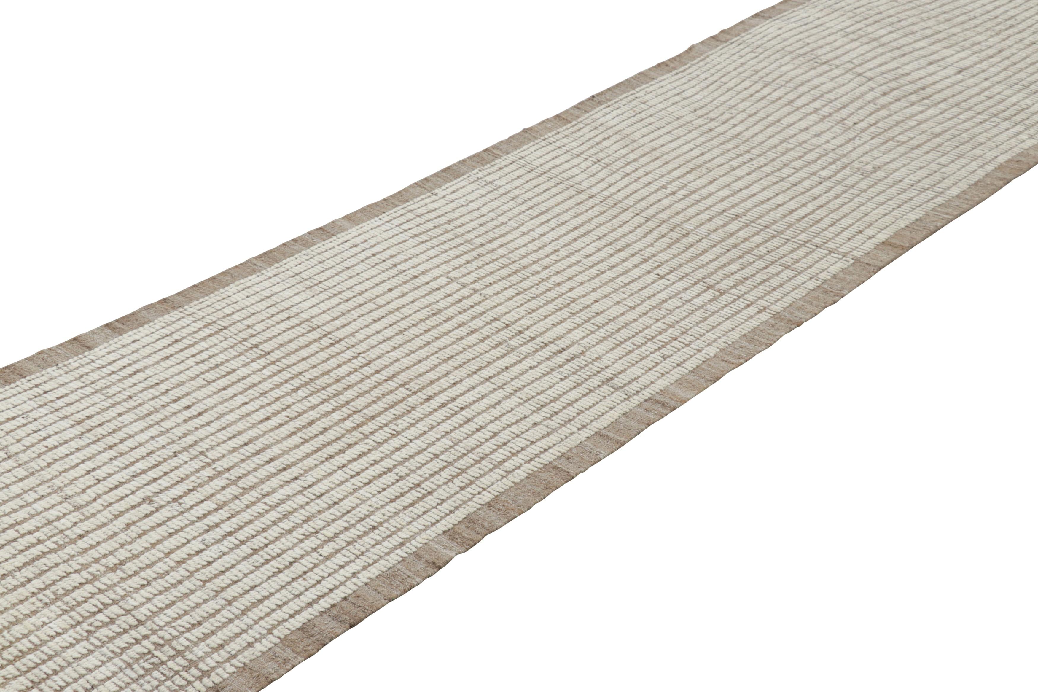 Moderno Rug & Kilim è un tappeto solido a strisce bianche e beige, extra-lungo. in vendita