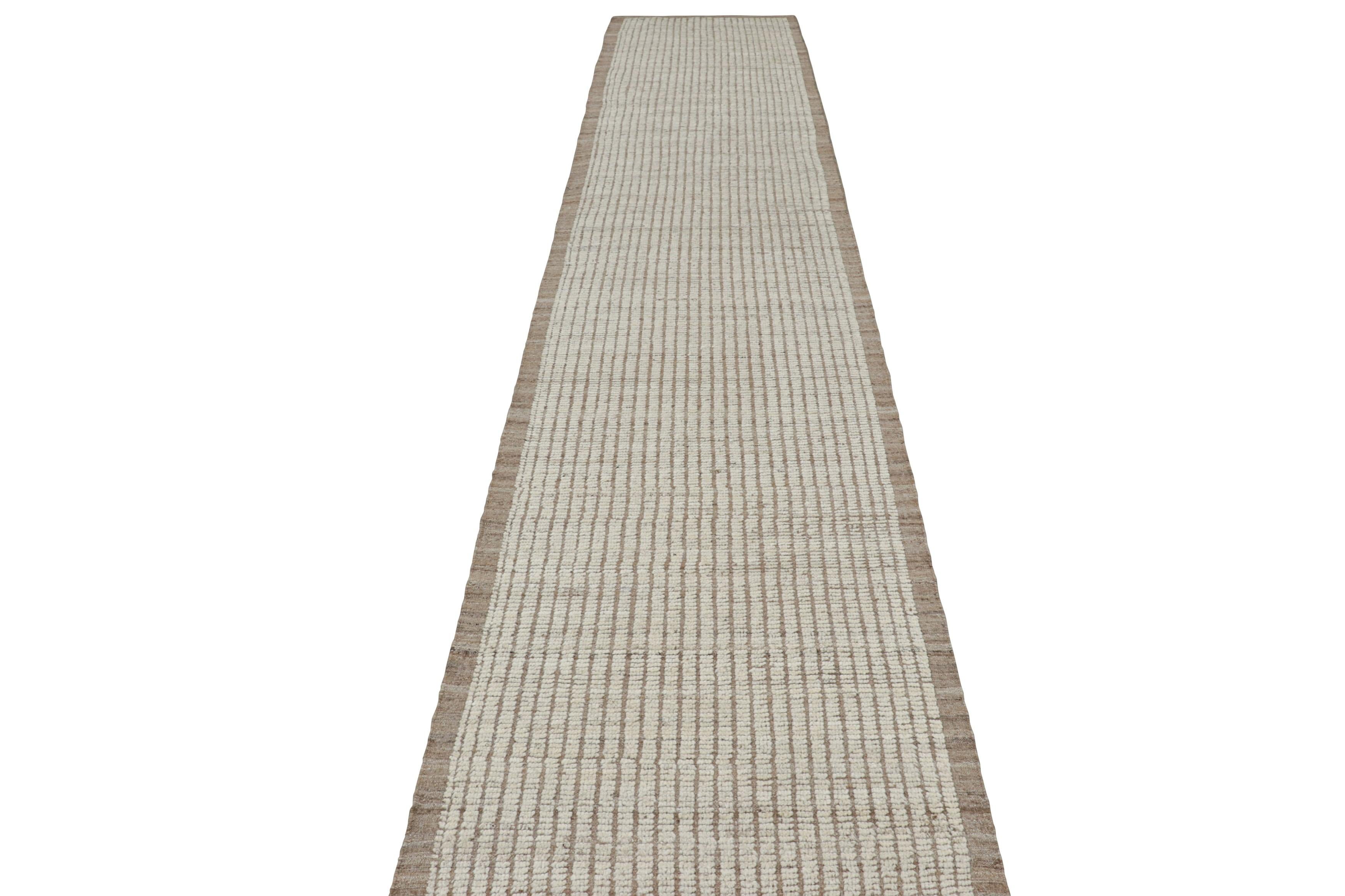 Afghano Rug & Kilim è un tappeto solido a strisce bianche e beige, extra-lungo. in vendita