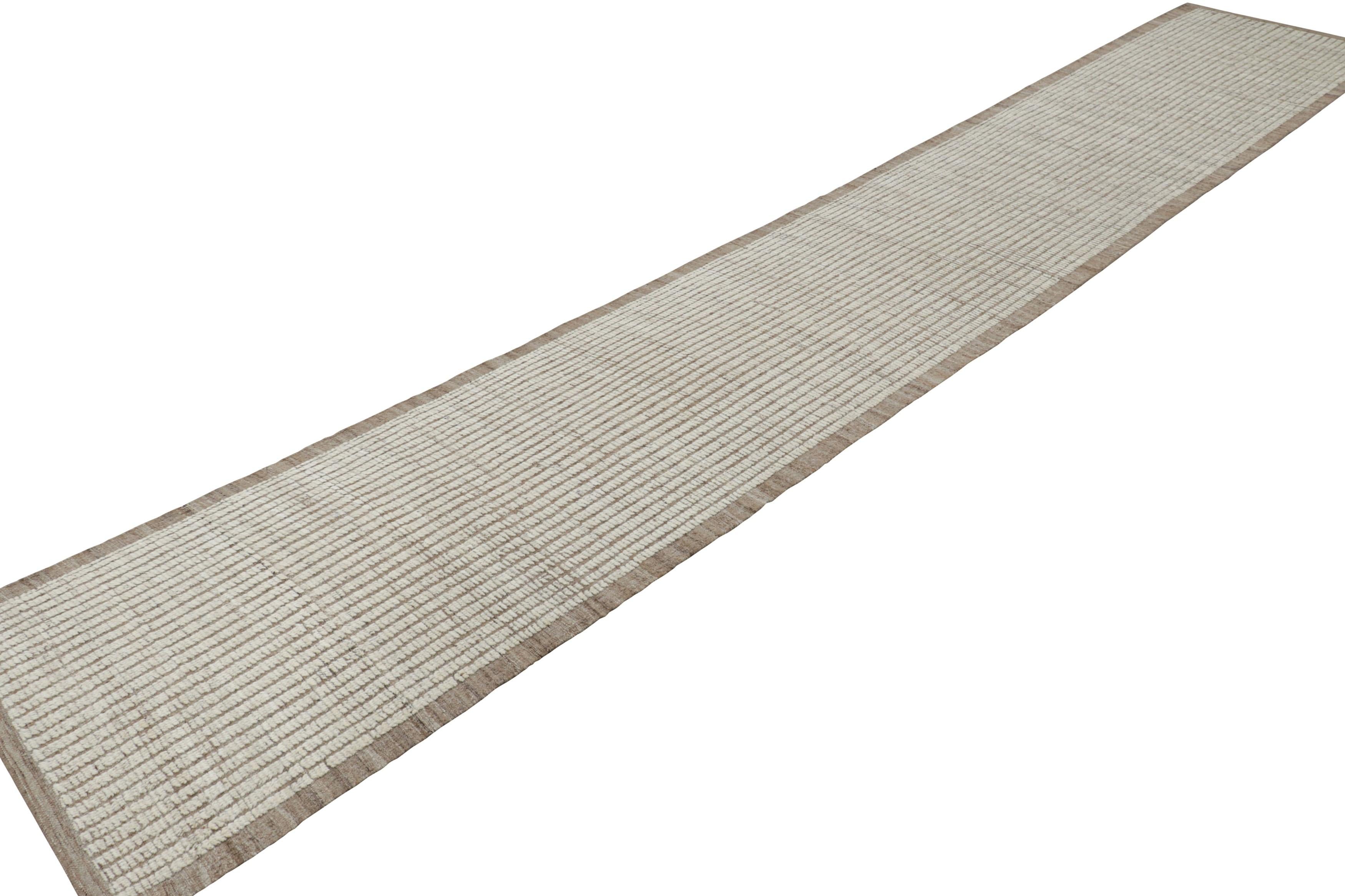 Tessuto a mano Rug & Kilim è un tappeto solido a strisce bianche e beige, extra-lungo. in vendita