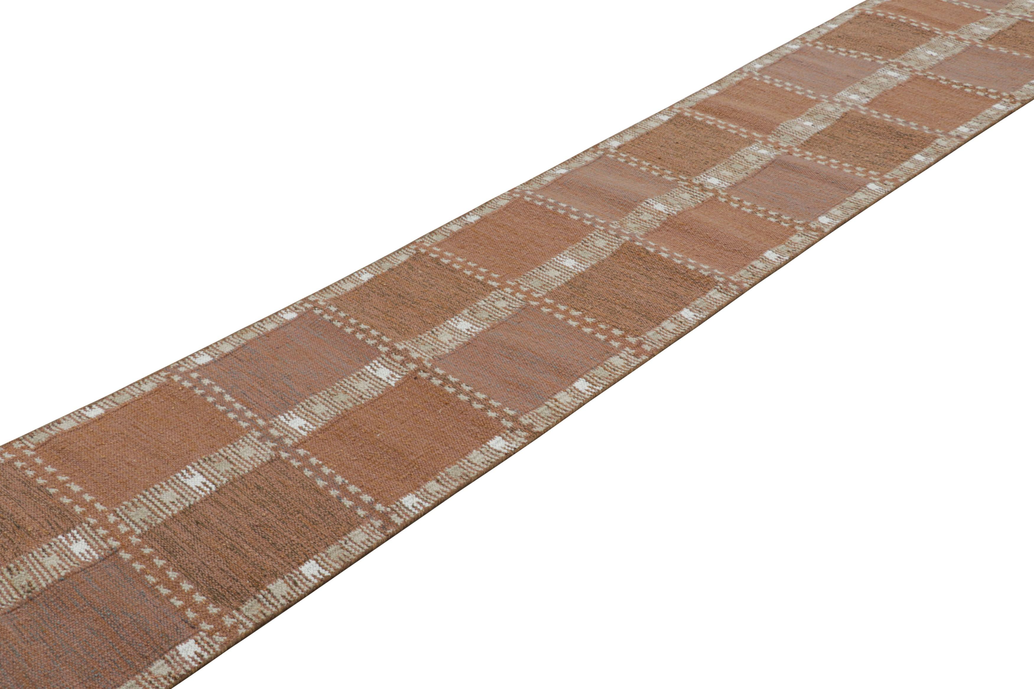 Realizzato in lana intrecciata a mano, questo tappeto runner contemporaneo 3x21 è un'entusiasmante novità della collezione di tappeti scandinavi di Rug & Kilim: una rivisitazione contemporanea del minimalismo svedese e dei tappeti e tessuti vintage