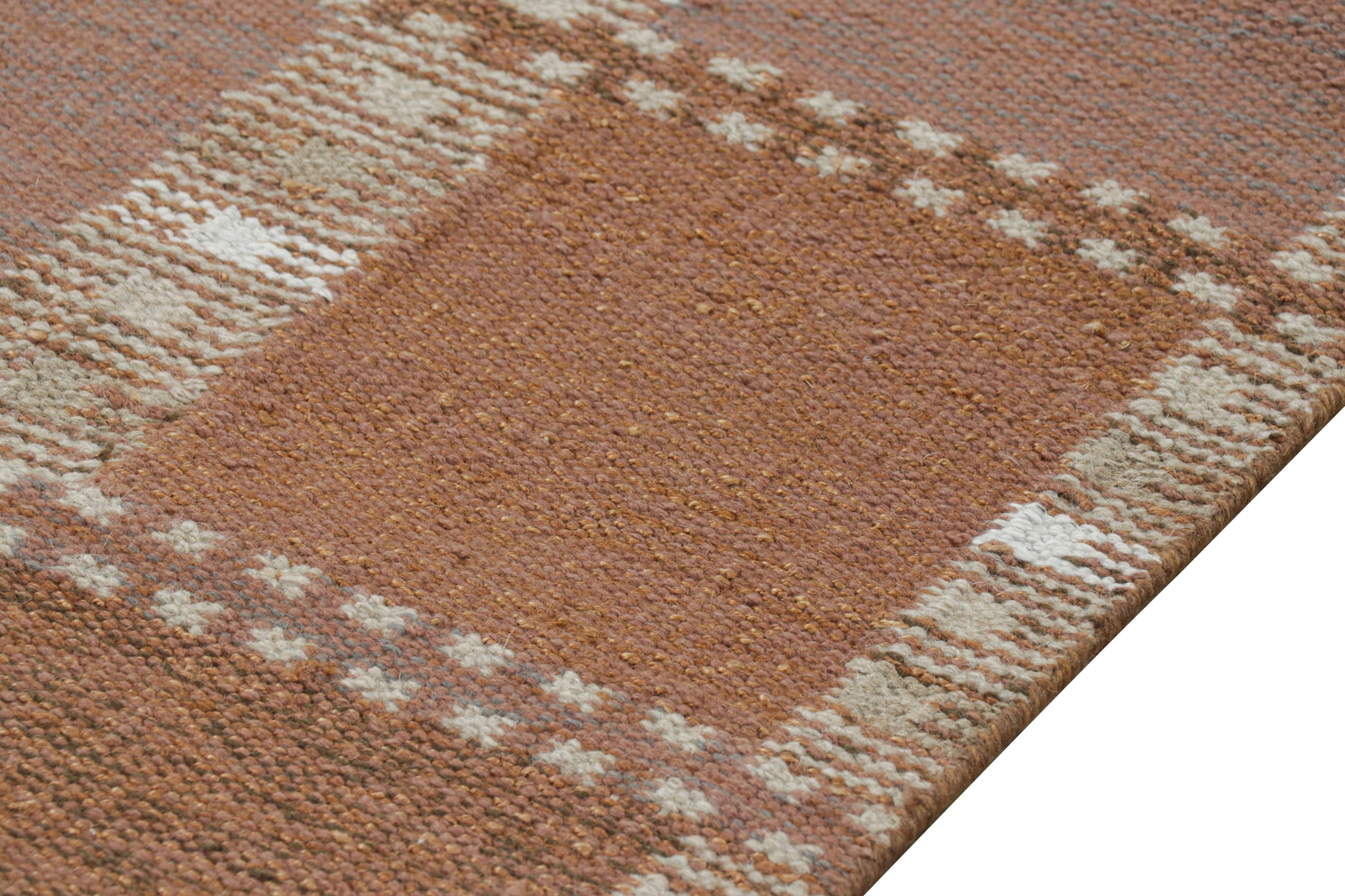 Moderne Rug & Kilim's Extra Long Scandinavian Style Runner Rug avec motifs géométriques en vente