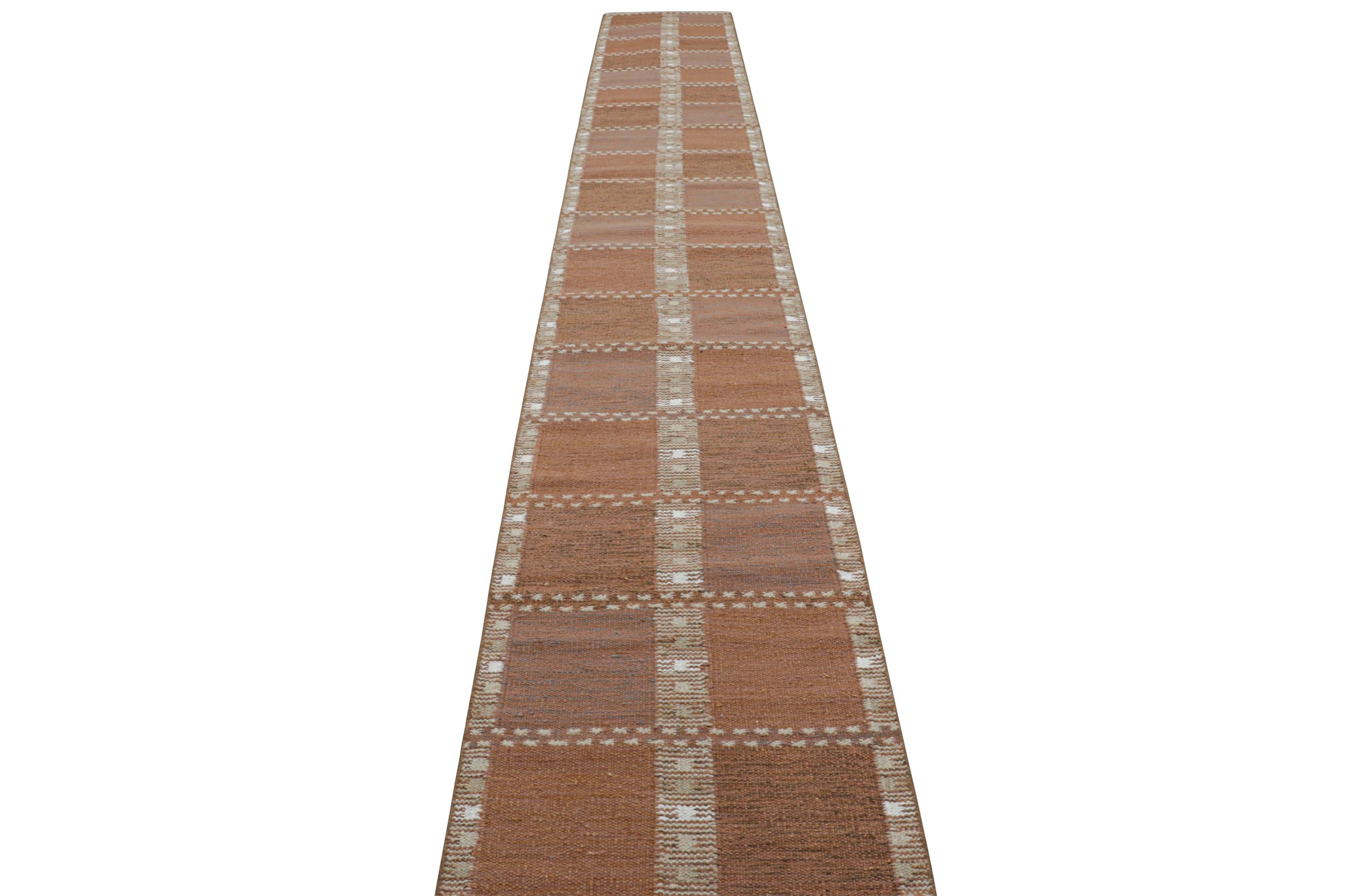 Indien Rug & Kilim's Extra Long Scandinavian Style Runner Rug avec motifs géométriques en vente