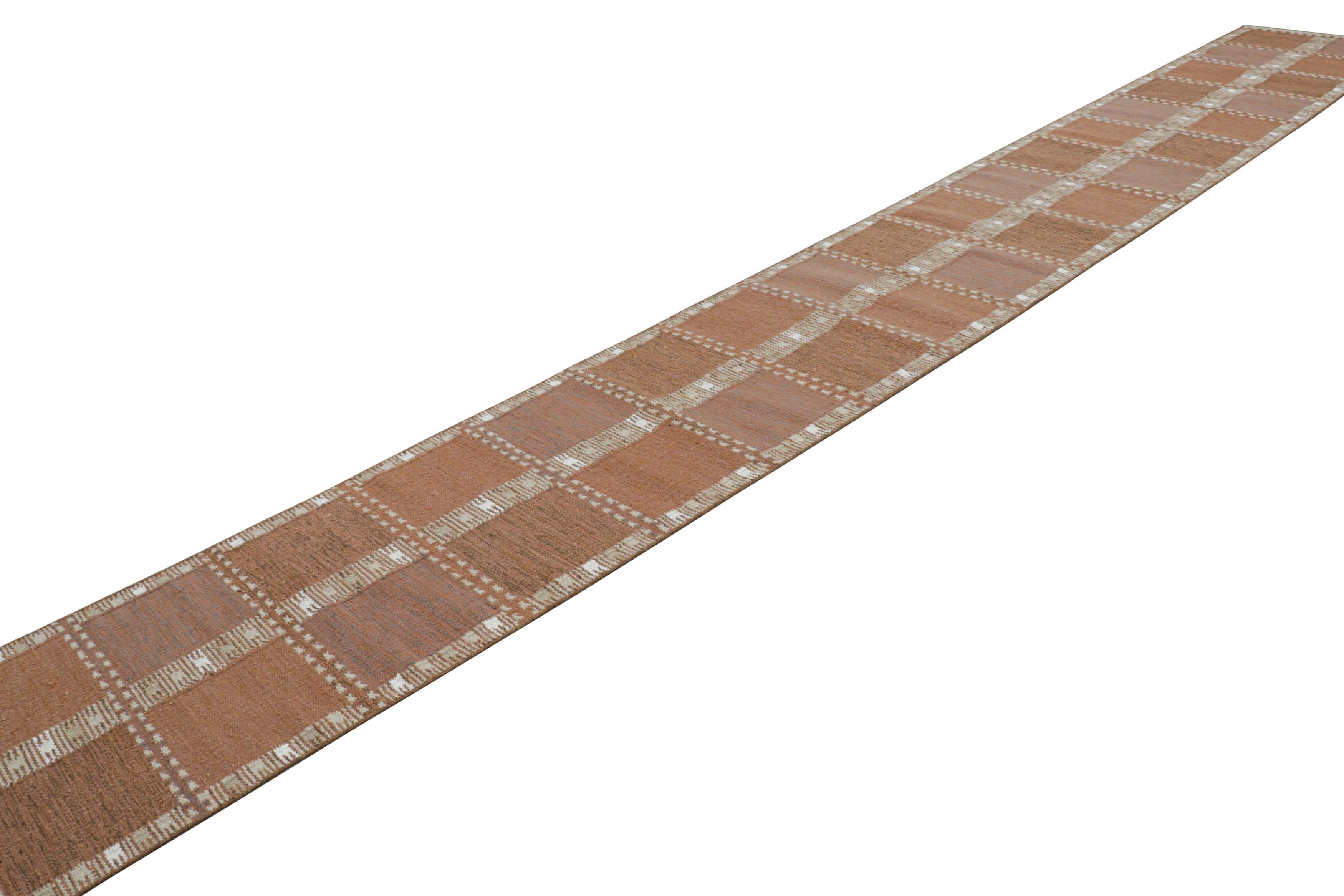 Tessuto a mano Rug & Kilim è un tappeto runner extra lungo in stile scandinavo con motivi geometrici in vendita