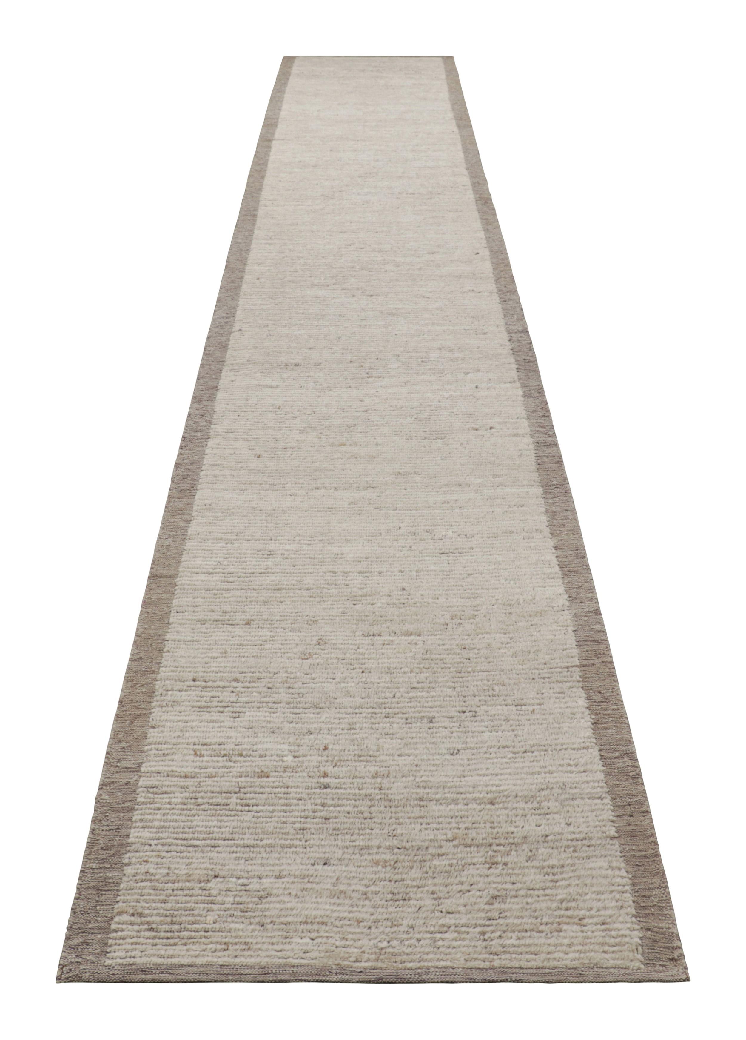 Afghano Rug & Kilim è un tappeto solido extra-lungo di colore bianco con strisce testurizzate. in vendita