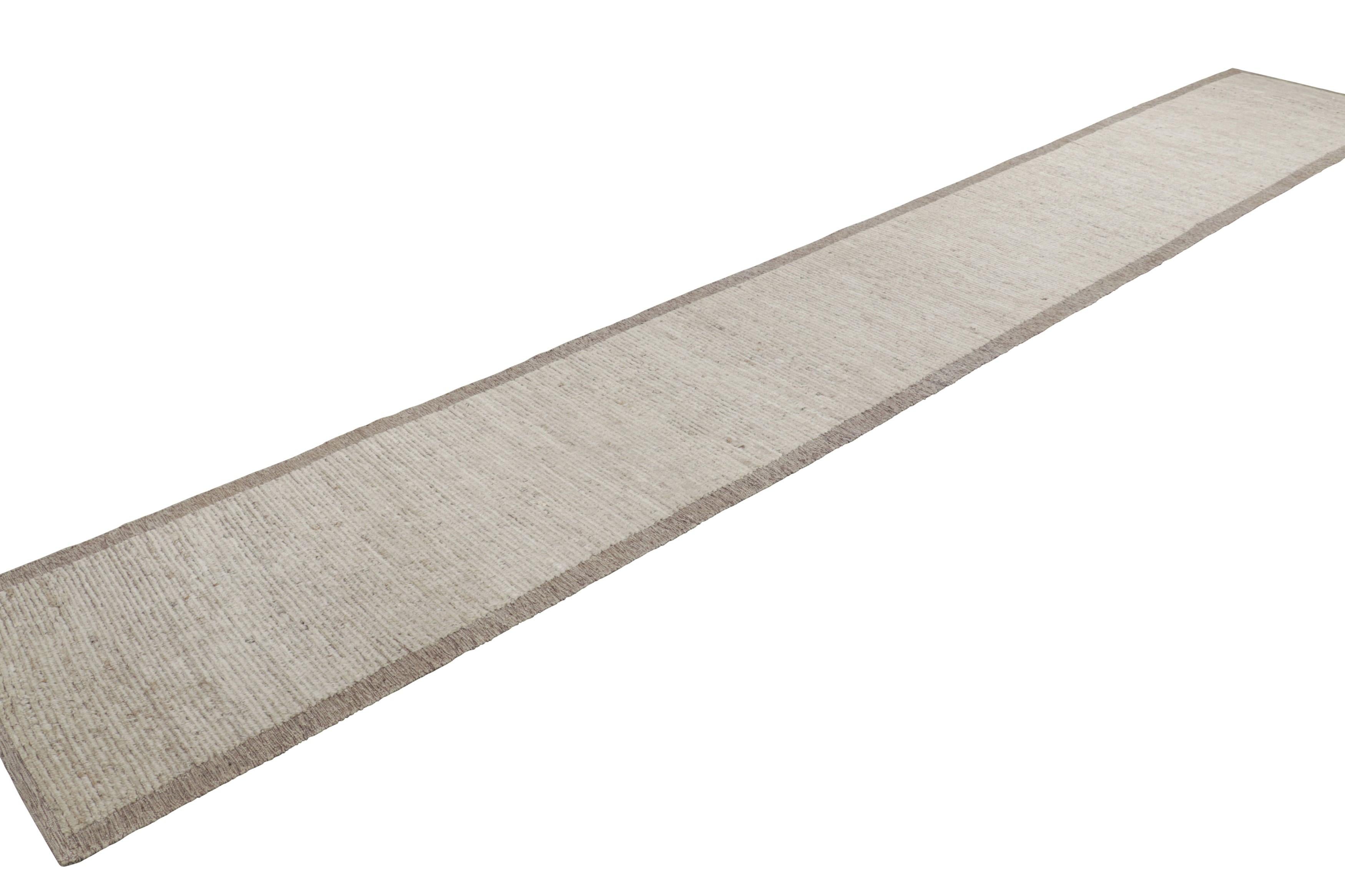 Tessuto a mano Rug & Kilim è un tappeto solido extra-lungo di colore bianco con strisce testurizzate. in vendita
