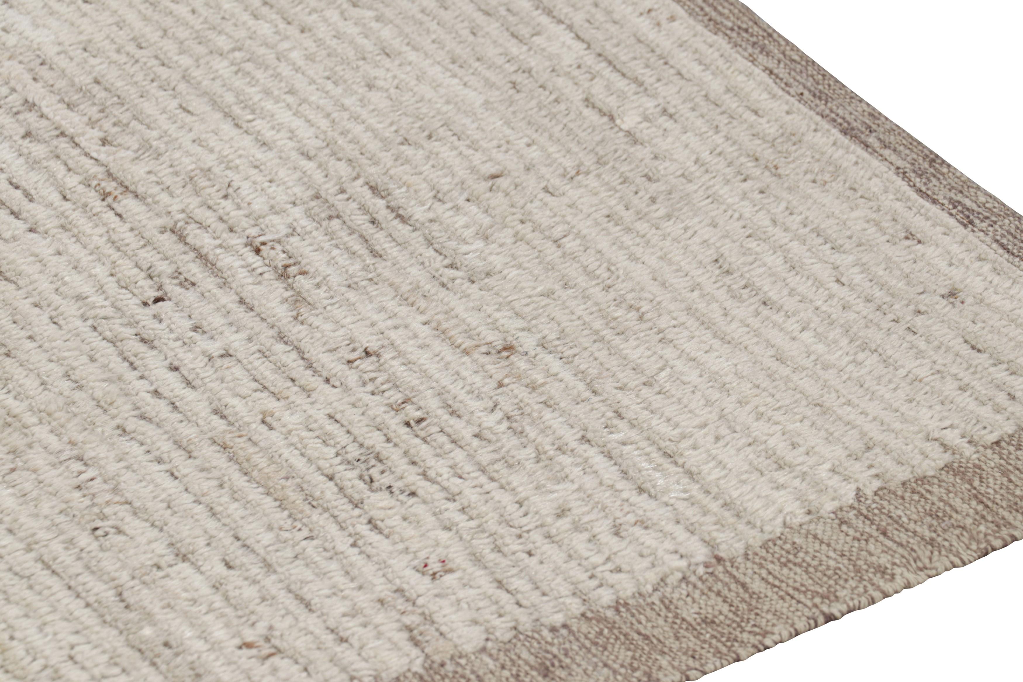 Rug & Kilim è un tappeto solido extra-lungo di colore bianco con strisce testurizzate. In condizioni Nuovo in vendita a Long Island City, NY