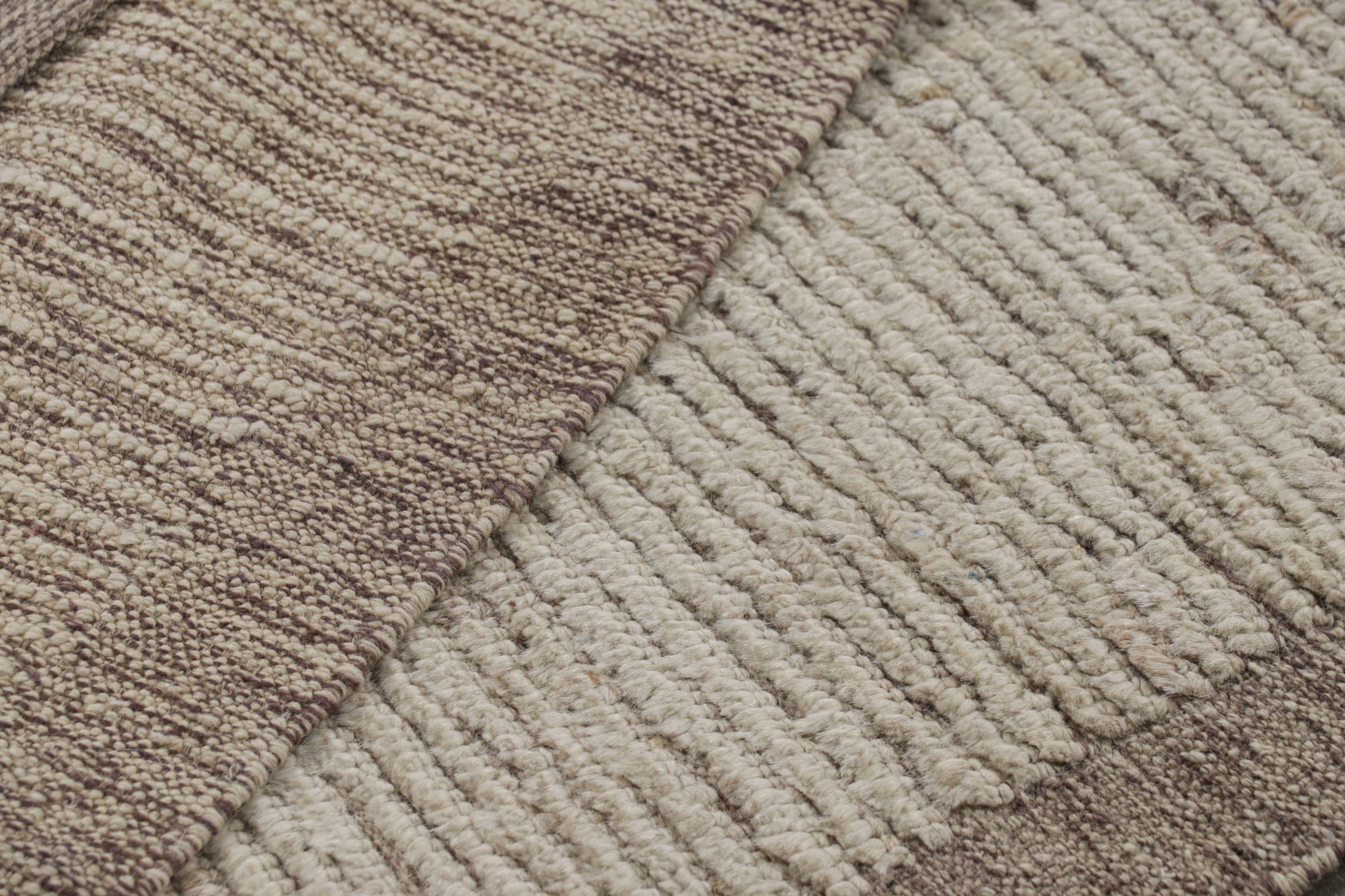 XXI secolo e contemporaneo Rug & Kilim è un tappeto solido extra-lungo di colore bianco con strisce testurizzate. in vendita