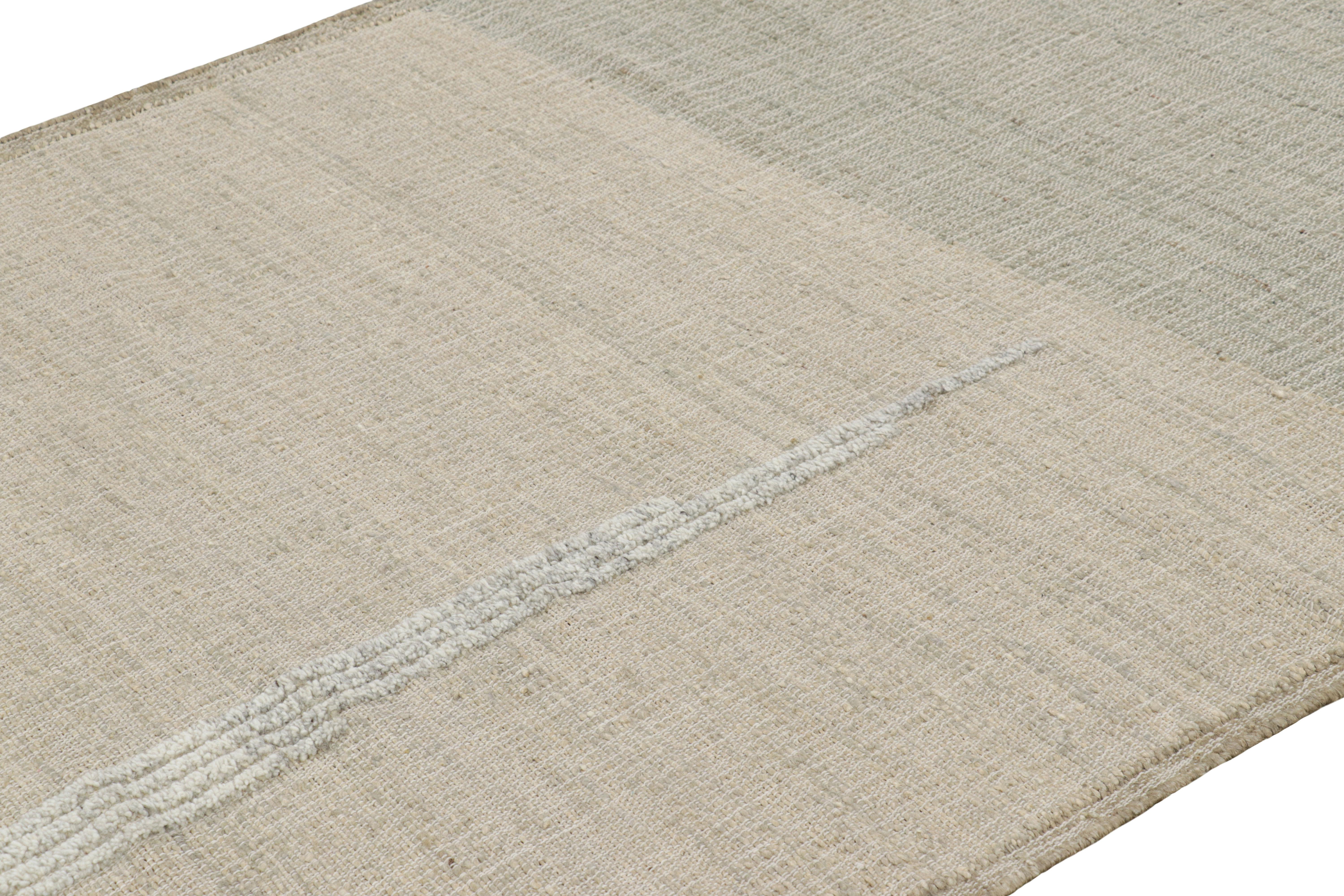Hecha con lana tejida a mano y yute, esta alfombra contemporánea de tejido plano de 5x8 de Rug & Kilim disfruta de motivos geométricos en tonos beige-marrón, verde, azul-gris y blanco, y de materiales sostenibles y totalmente naturales: una nueva y