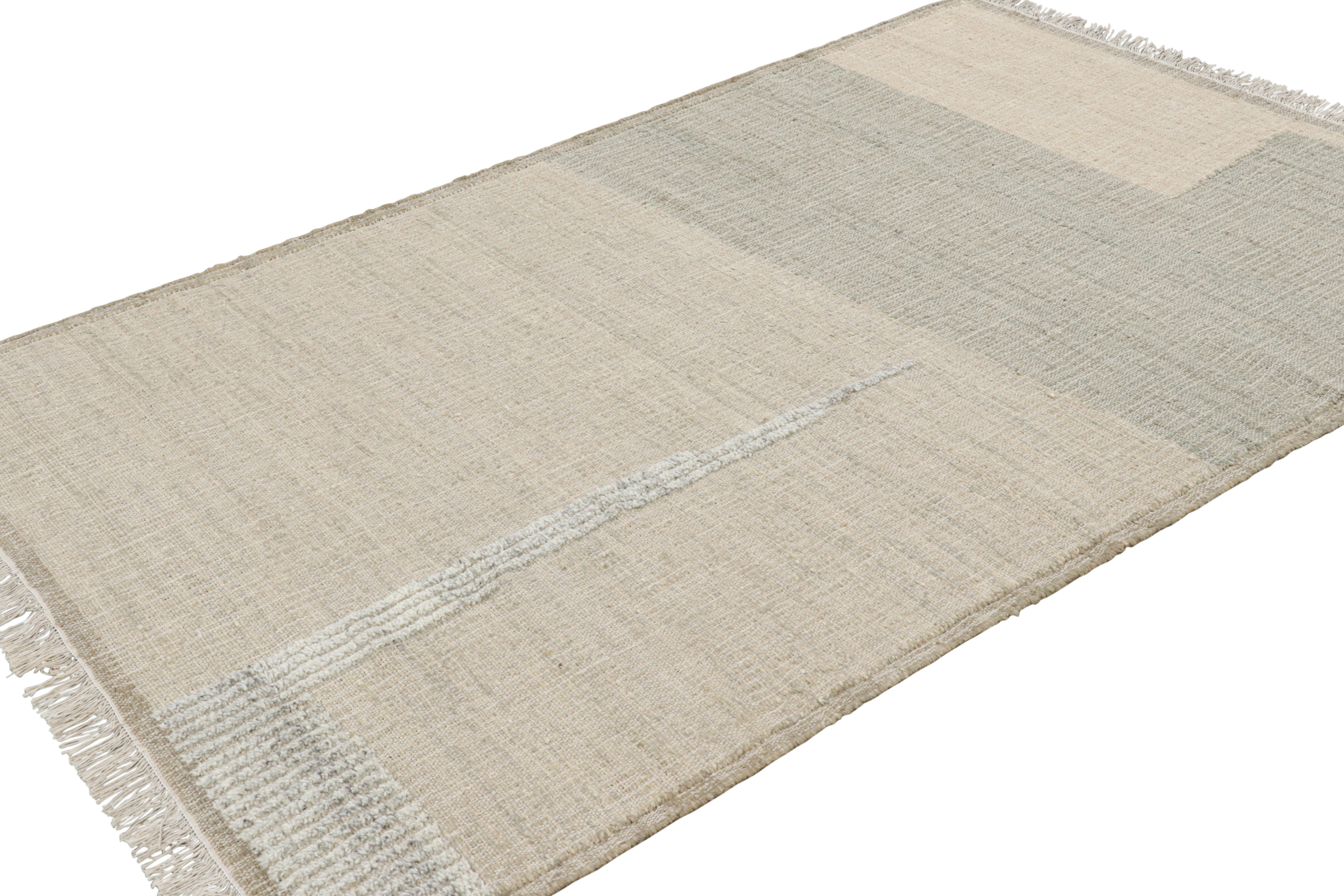 Alfombra de tejido plano Rug & Kilim en beige-marrón con motivos geométricos en verde y blanco Anudado a mano en venta