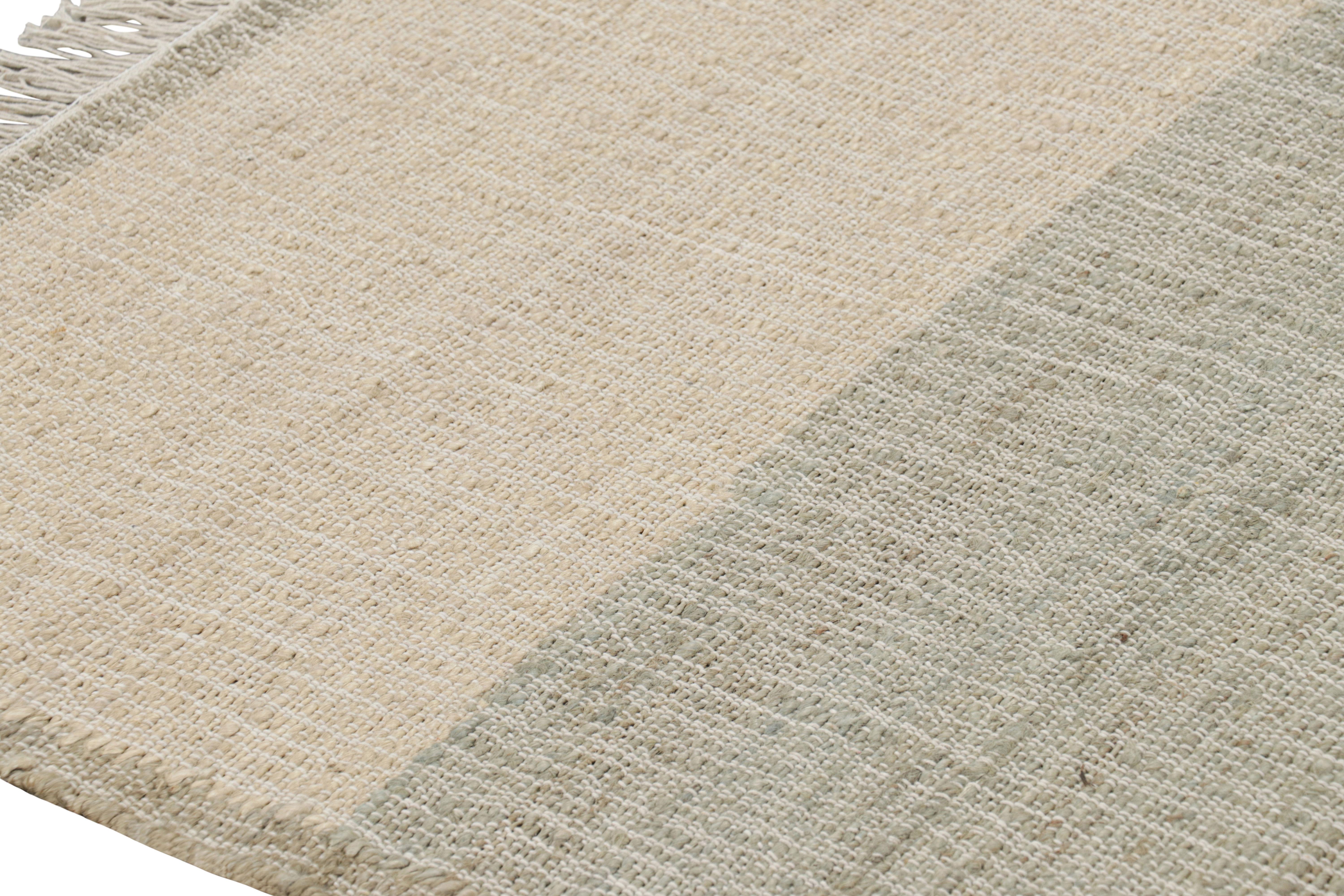 Alfombra de tejido plano Rug & Kilim en beige-marrón con motivos geométricos en verde y blanco en Nuevo estado para la venta en Long Island City, NY