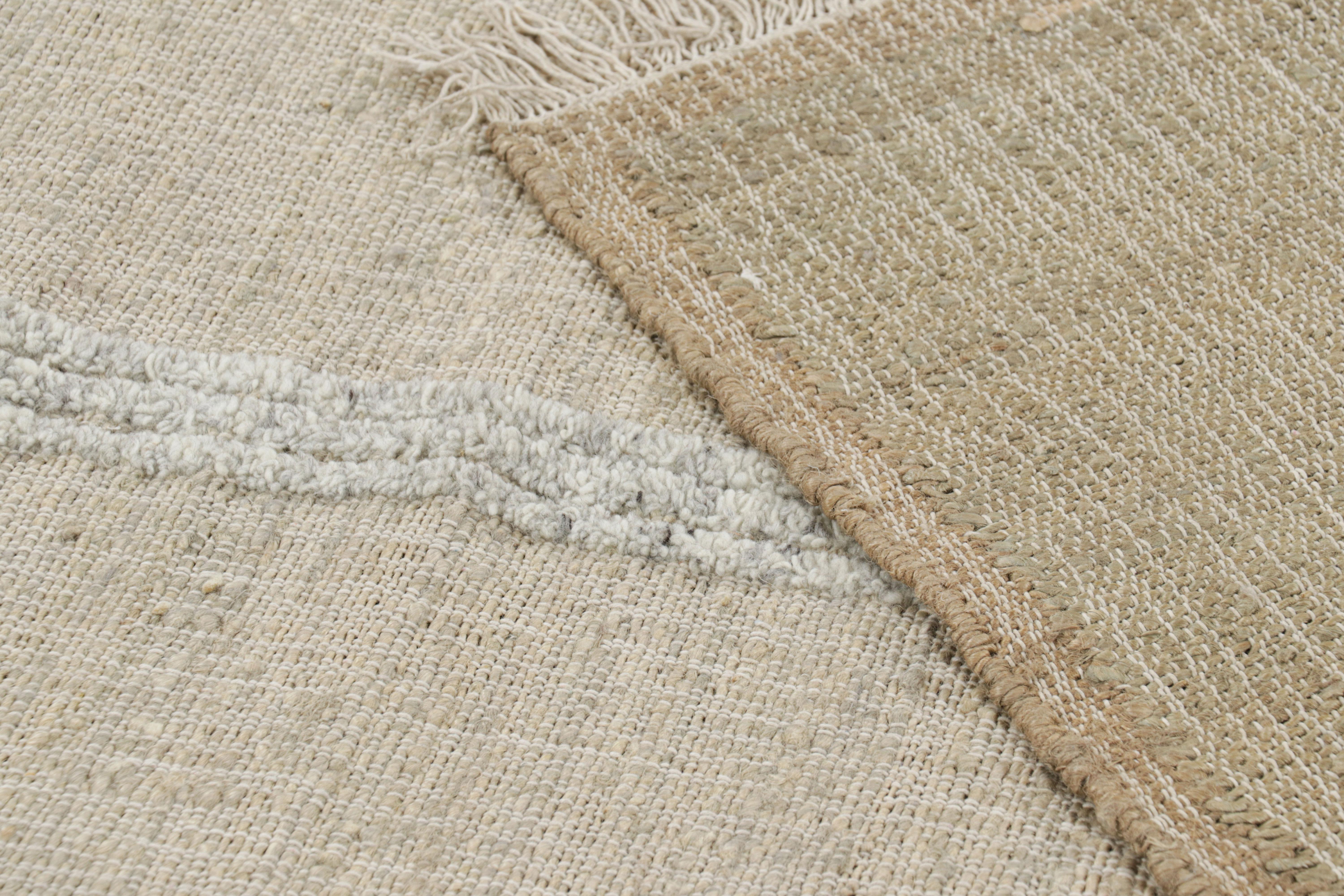 Alfombra de tejido plano Rug & Kilim en beige-marrón con motivos geométricos en verde y blanco Siglo XXI y contemporáneo en venta