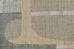 Rug & Kilim è un tappeto a trama piatta di colore beige con motivi geometrici grigi, bianchi e verdi.