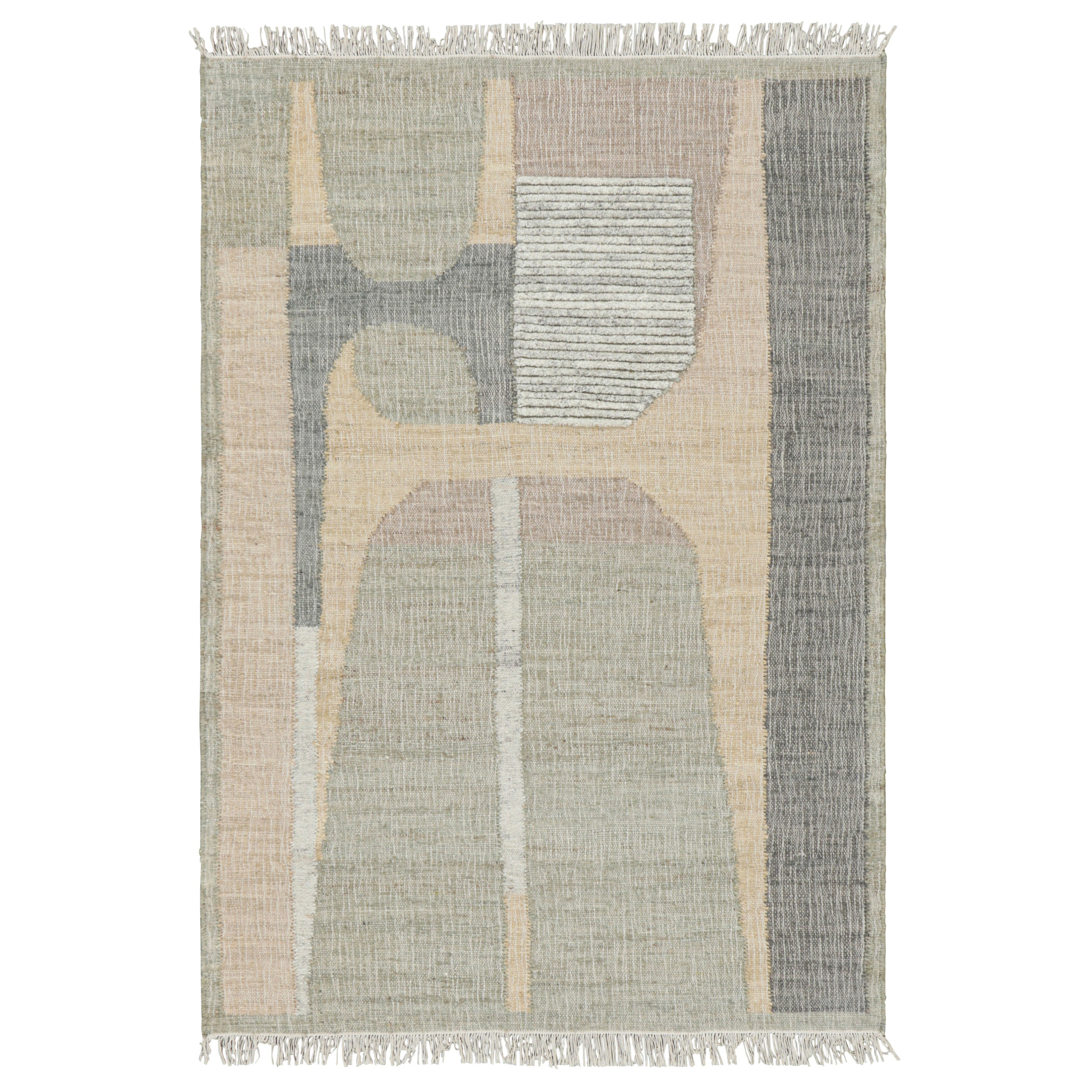 Rug & Kilim è un tappeto a trama piatta di colore beige con motivi geometrici grigi, bianchi e verdi.