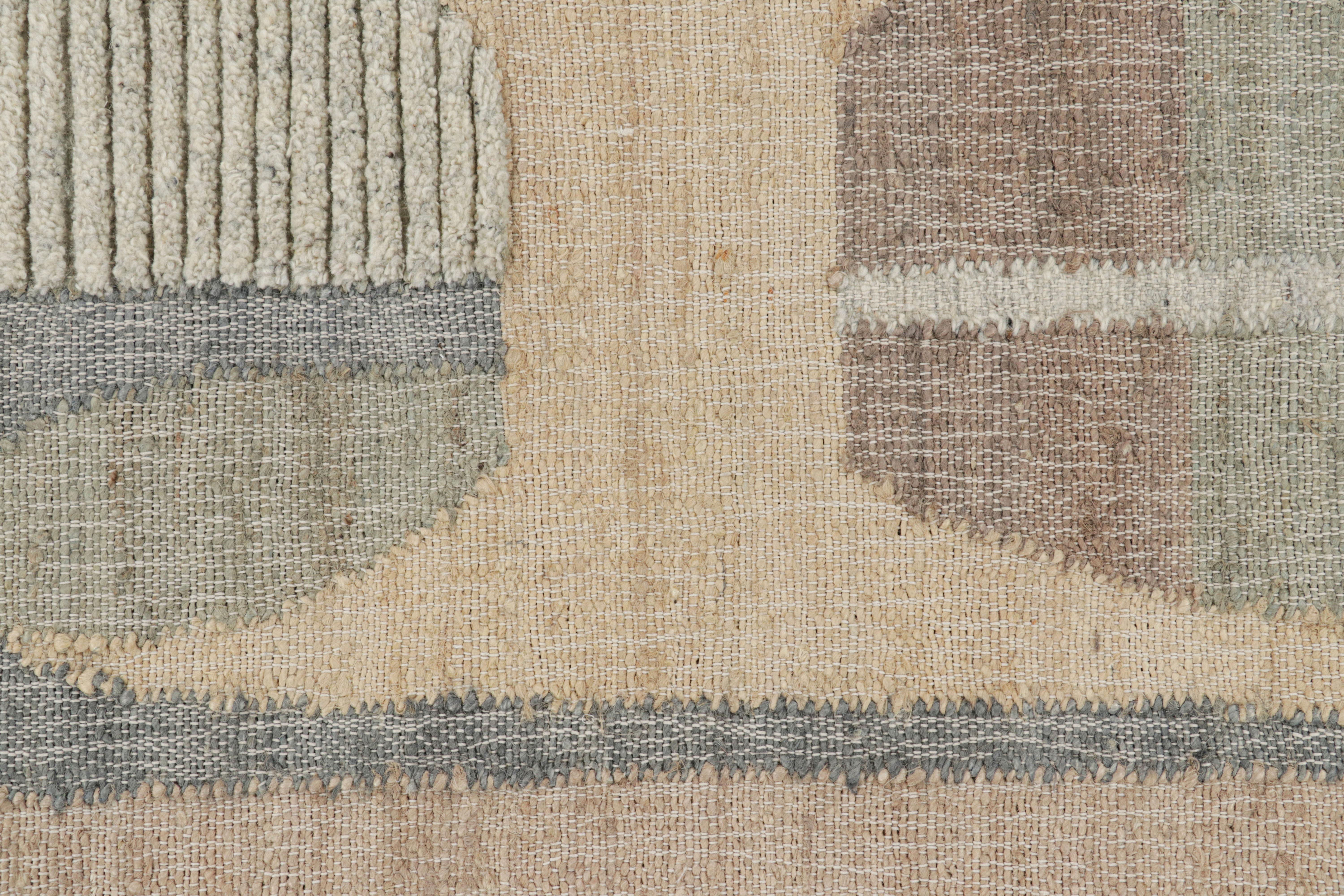 Flachgewebe-Läufer von Rug & Kilim in Beige und Grau mit geometrischen Mustern (Moderne) im Angebot