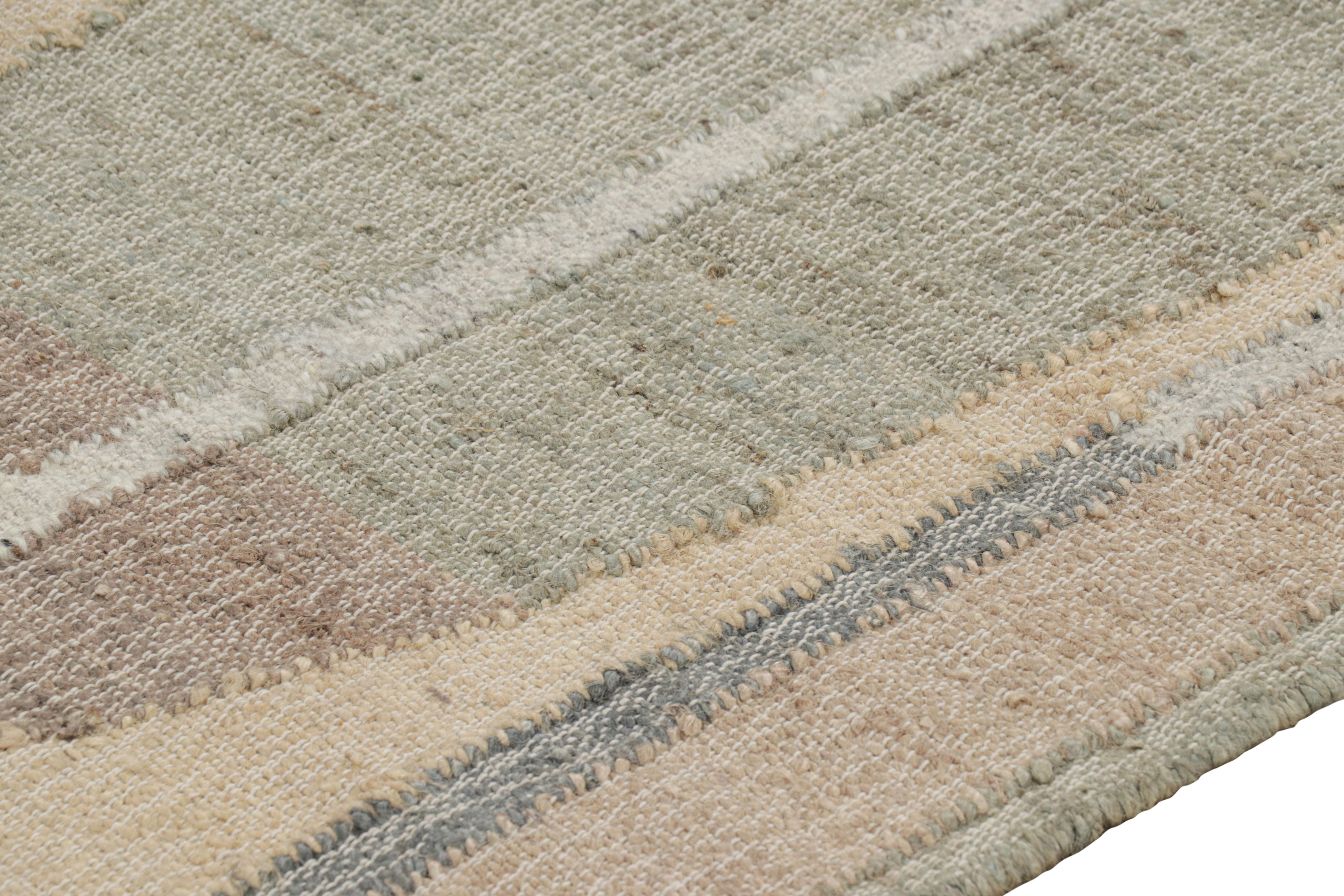 Flachgewebe-Läufer von Rug & Kilim in Beige und Grau mit geometrischen Mustern im Zustand „Neu“ im Angebot in Long Island City, NY