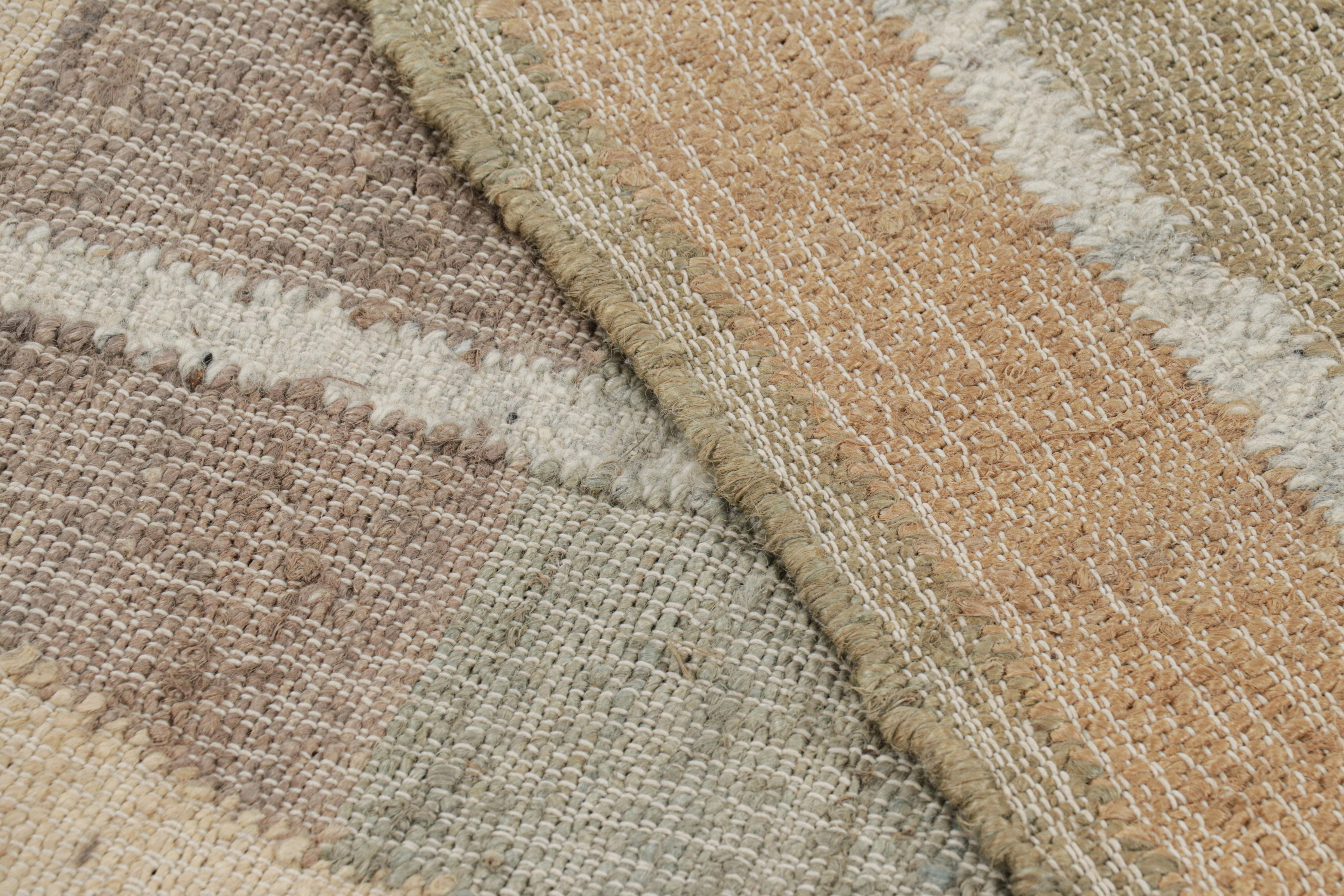 Flachgewebe-Läufer von Rug & Kilim in Beige und Grau mit geometrischen Mustern (21. Jahrhundert und zeitgenössisch) im Angebot