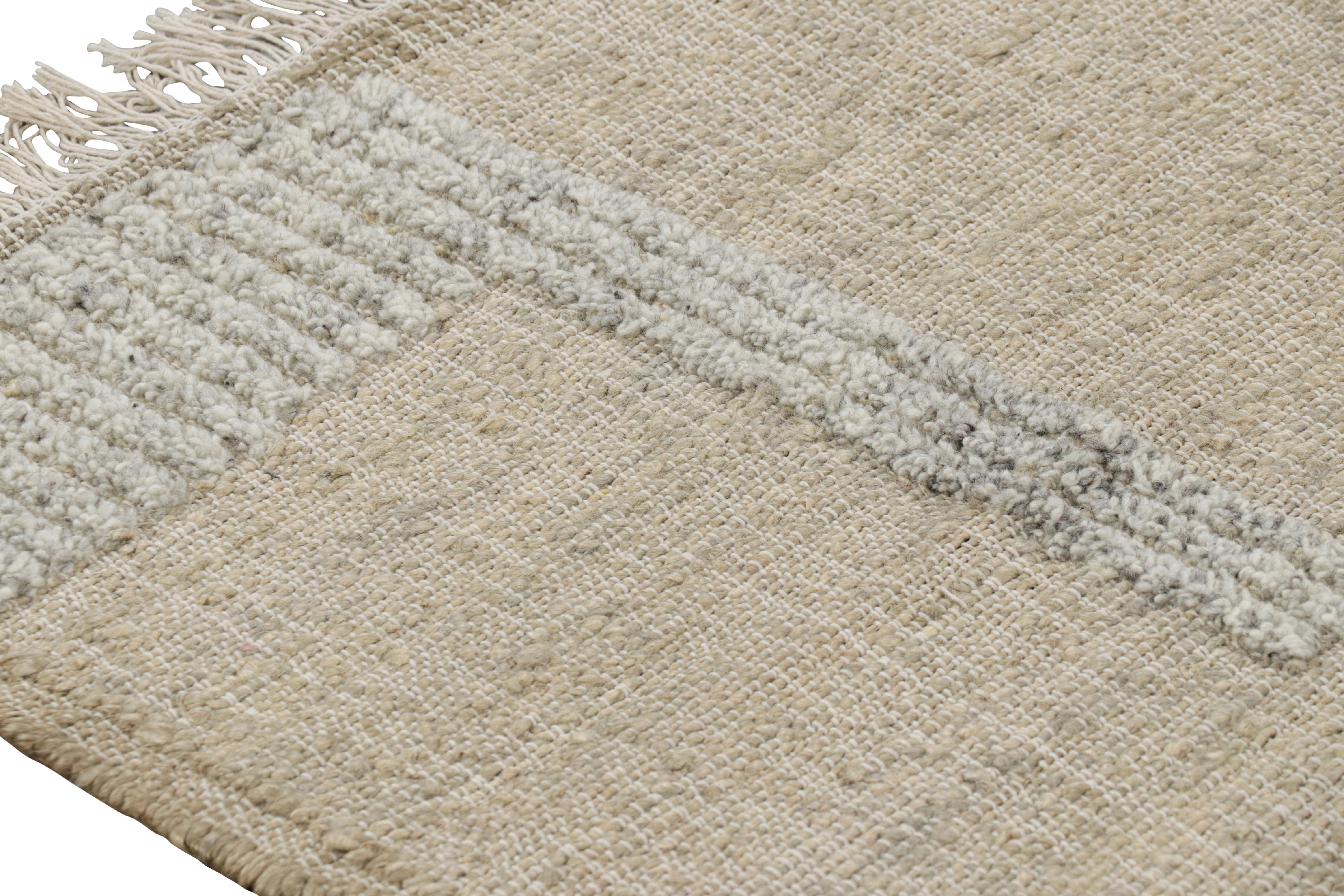 Moderno Rug & Kilim: runner a trama piatta con motivi geometrici beige e grigi in vendita