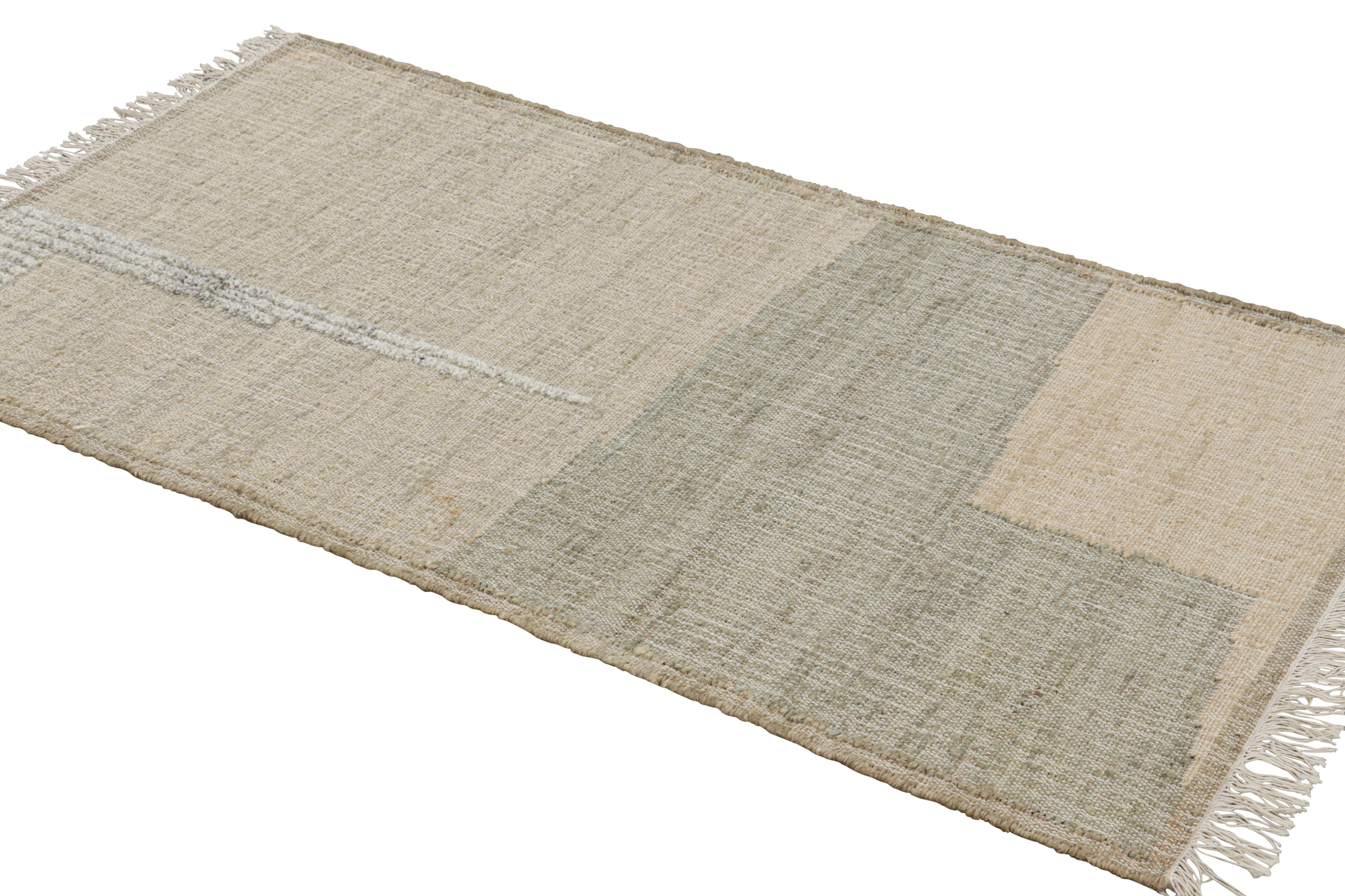 Annodato a mano Rug & Kilim: runner a trama piatta con motivi geometrici beige e grigi in vendita