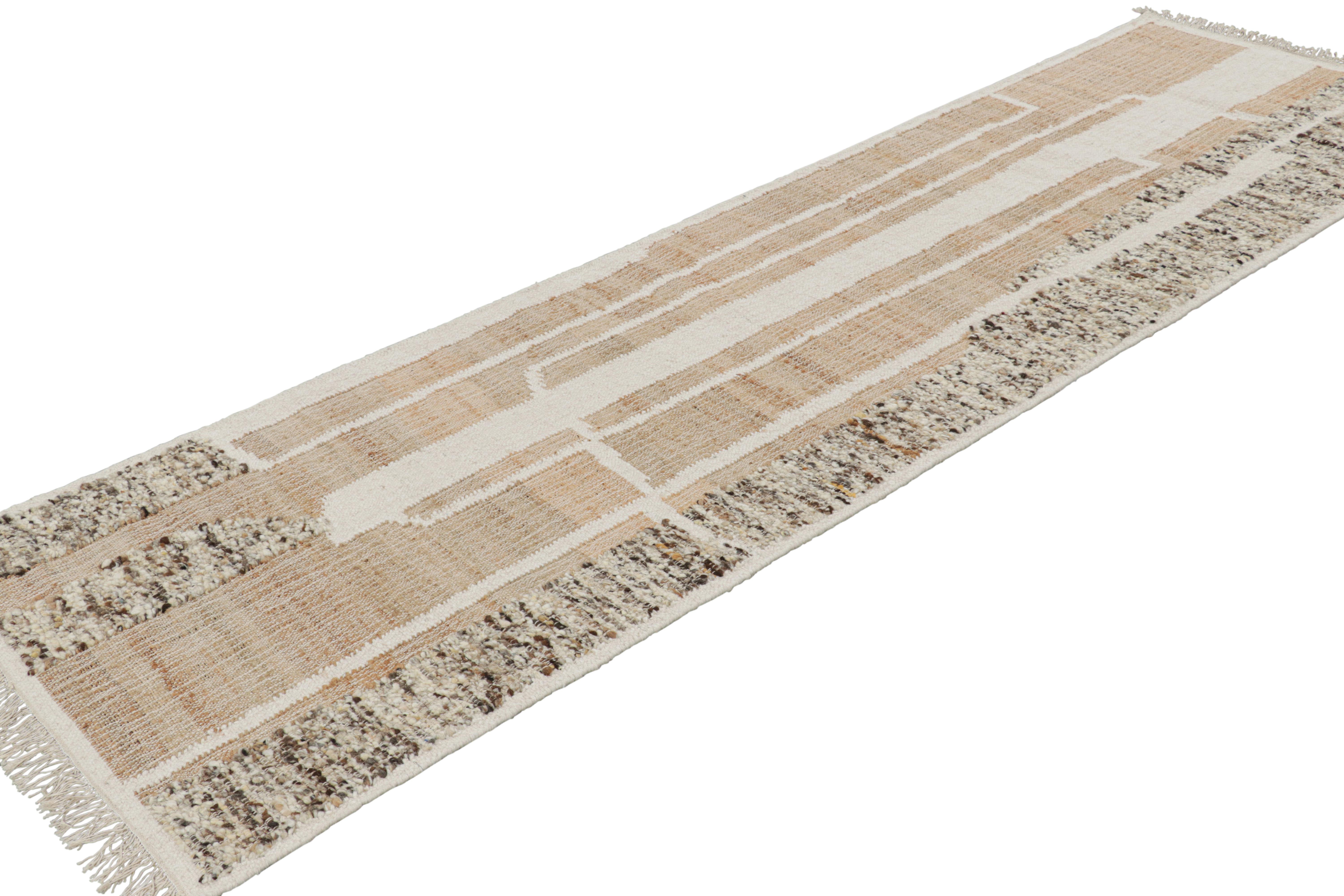 Flachgewebe-Läufer von Rug & Kilim mit geometrischen Mustern in Creme und Beige (Moderne) im Angebot