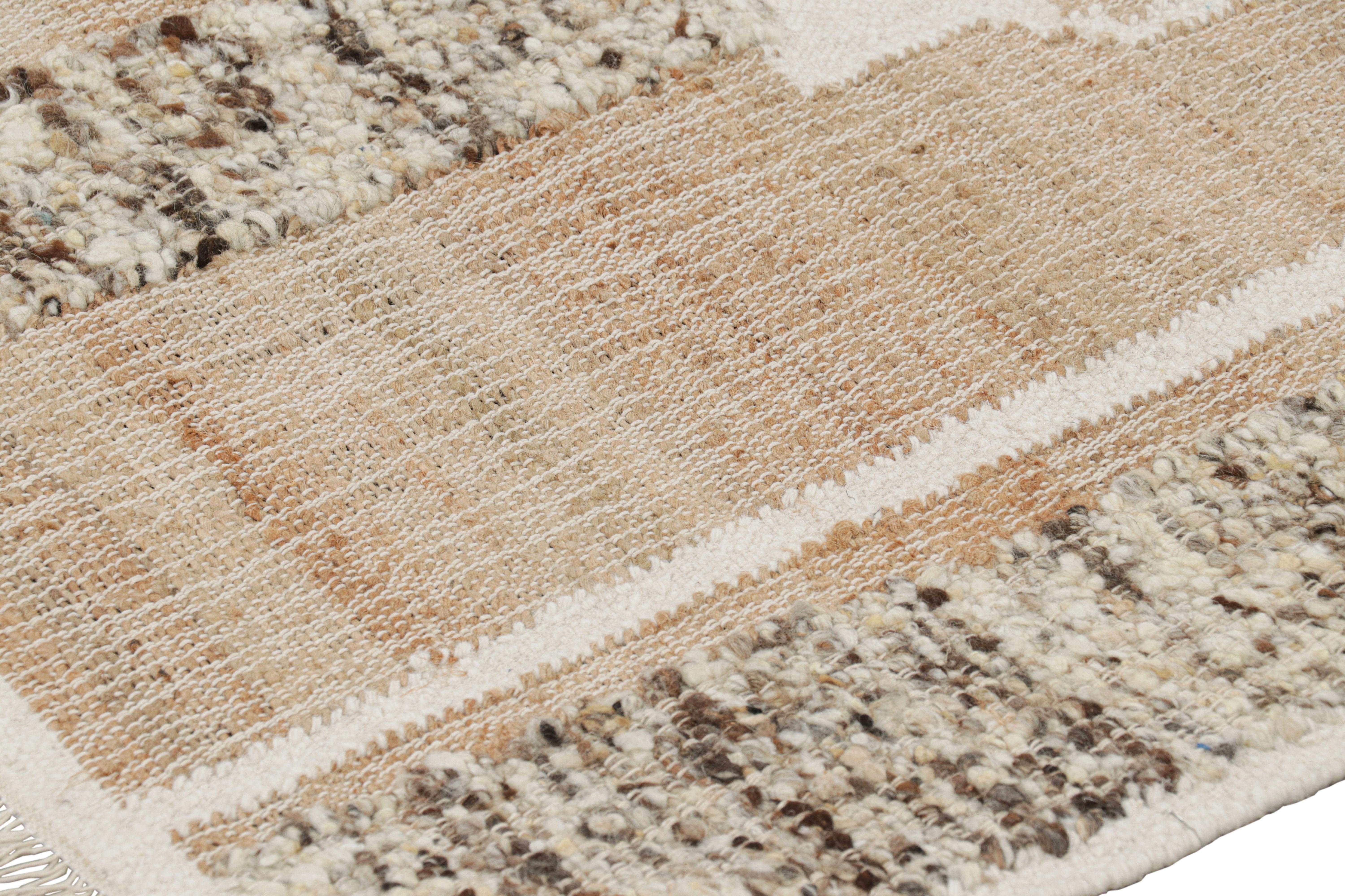 Noué à la main Tapis à motifs géométriques crème et beige de Rug & Kilim en vente