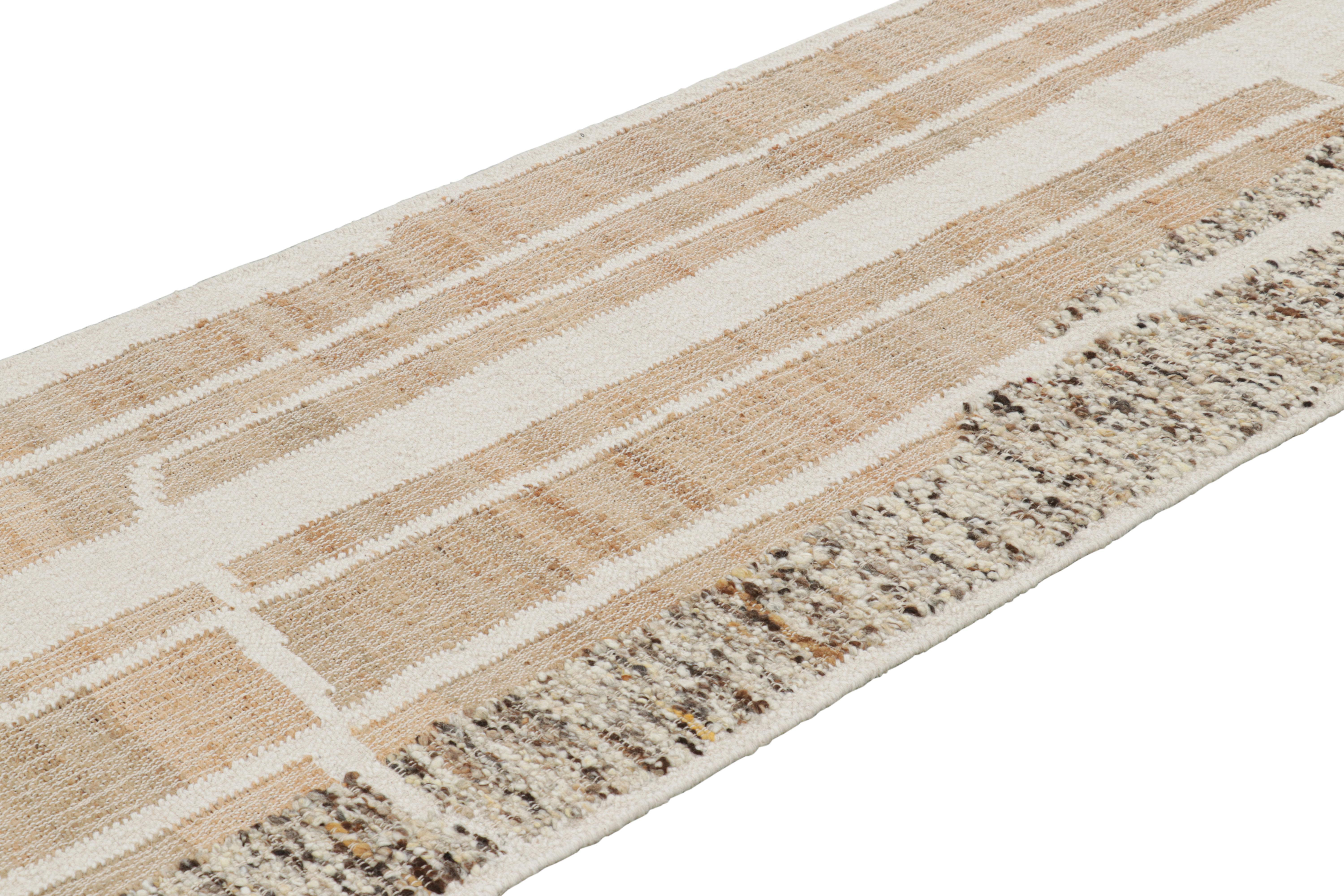 Flachgewebe-Läufer von Rug & Kilim mit geometrischen Mustern in Creme und Beige im Zustand „Neu“ im Angebot in Long Island City, NY