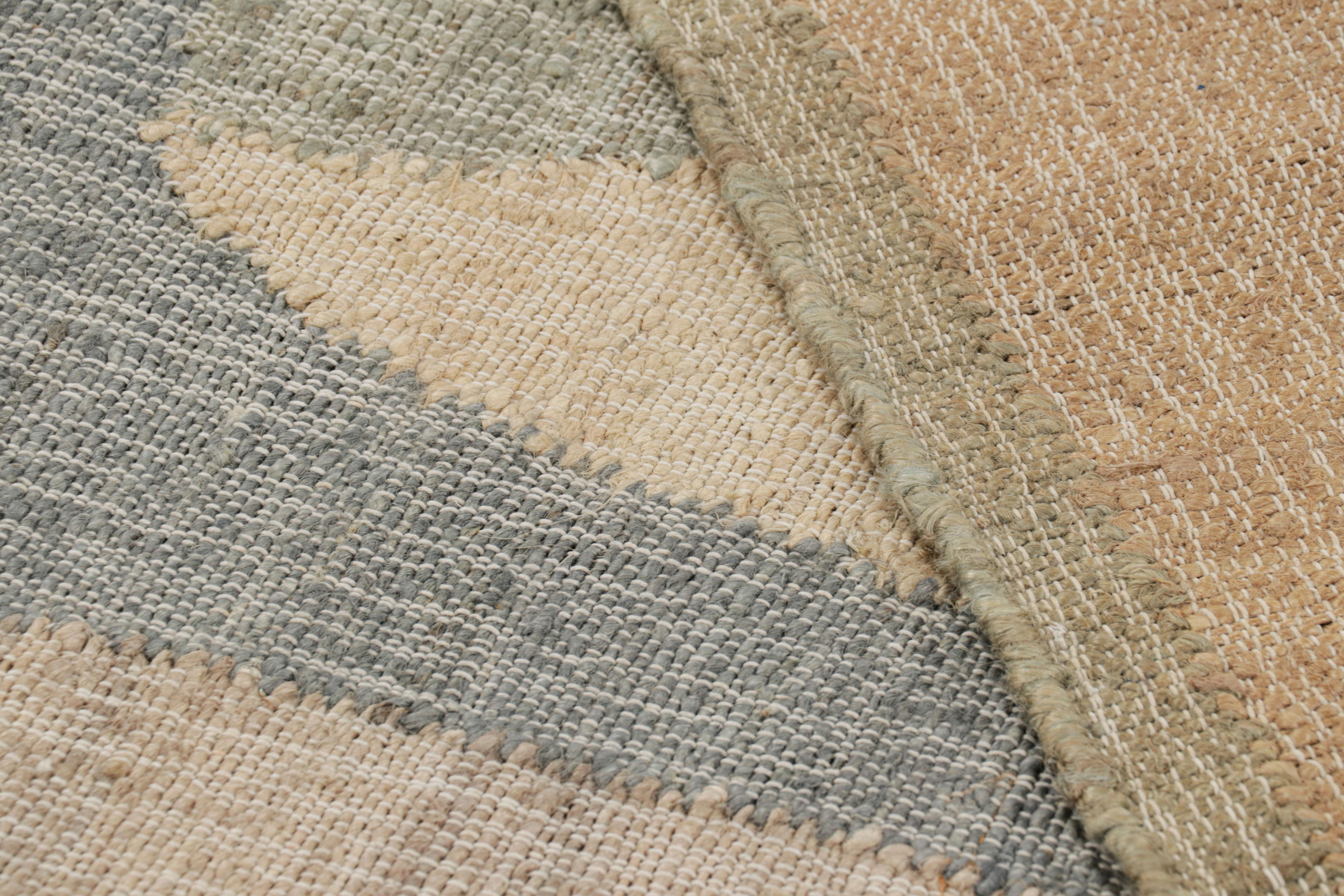 Realizzato con lana e iuta intrecciate a mano, questo tappeto quadrato contemporaneo a tessitura piatta 8x8 di Rug & Kilim è caratterizzato da motivi geometrici nei toni del beige-marrone, verde, grigio e bianco e da materiali sostenibili e