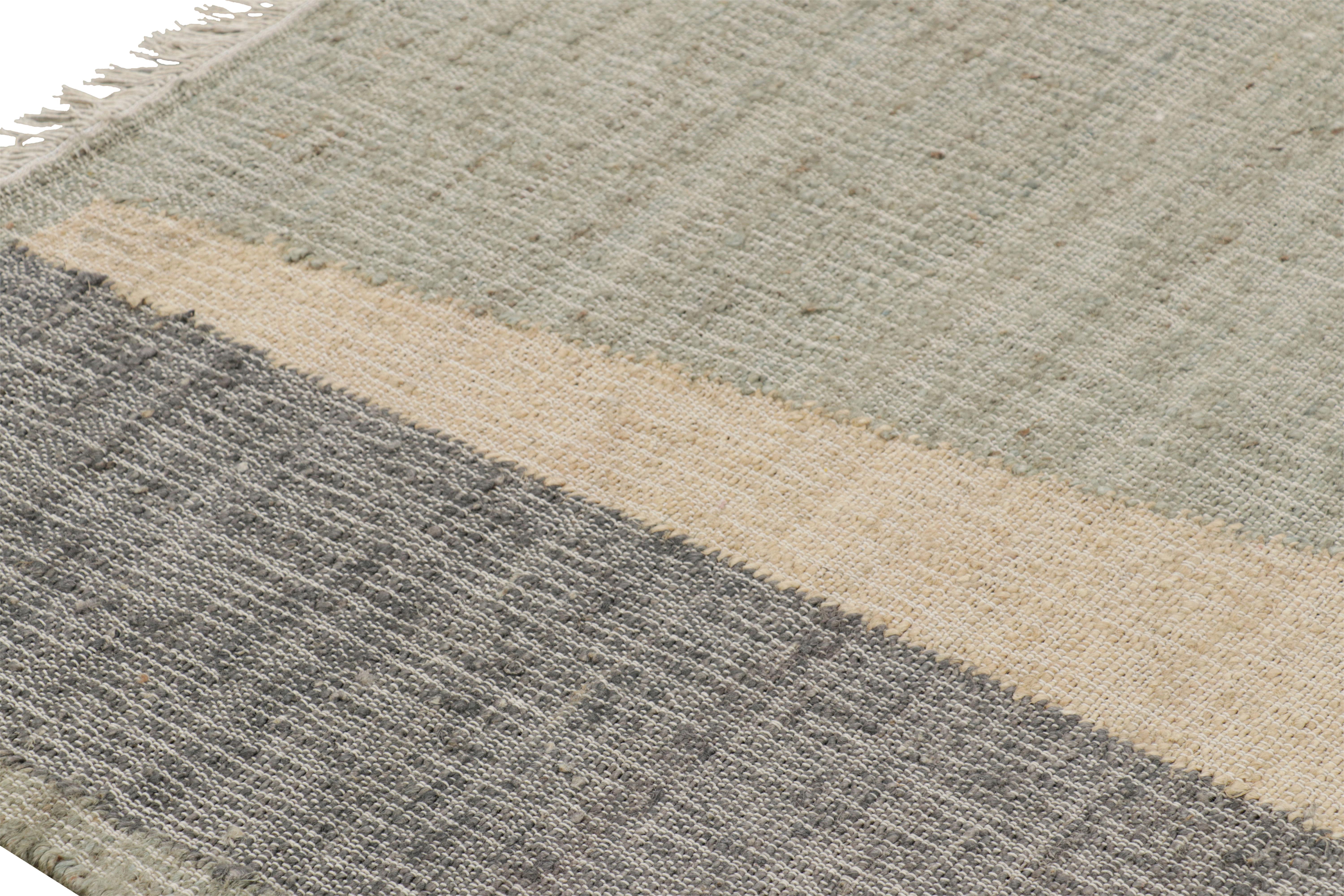 Moderno Rug & Kilim è un tappeto quadrato a trama piatta di colore beige con motivo geometrico grigio & verde in vendita