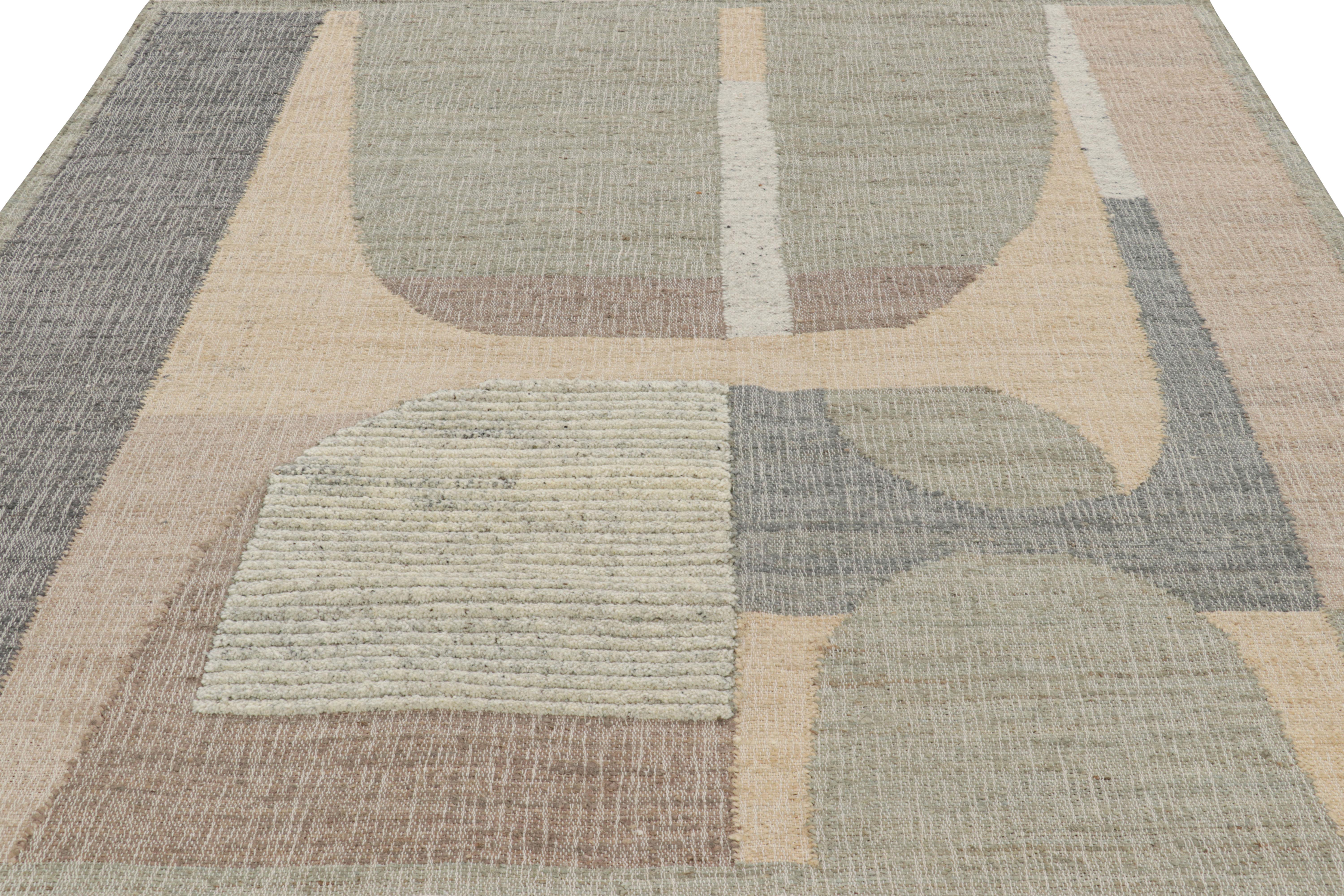 Indiano Rug & Kilim è un tappeto quadrato a trama piatta di colore beige con motivo geometrico grigio & verde in vendita