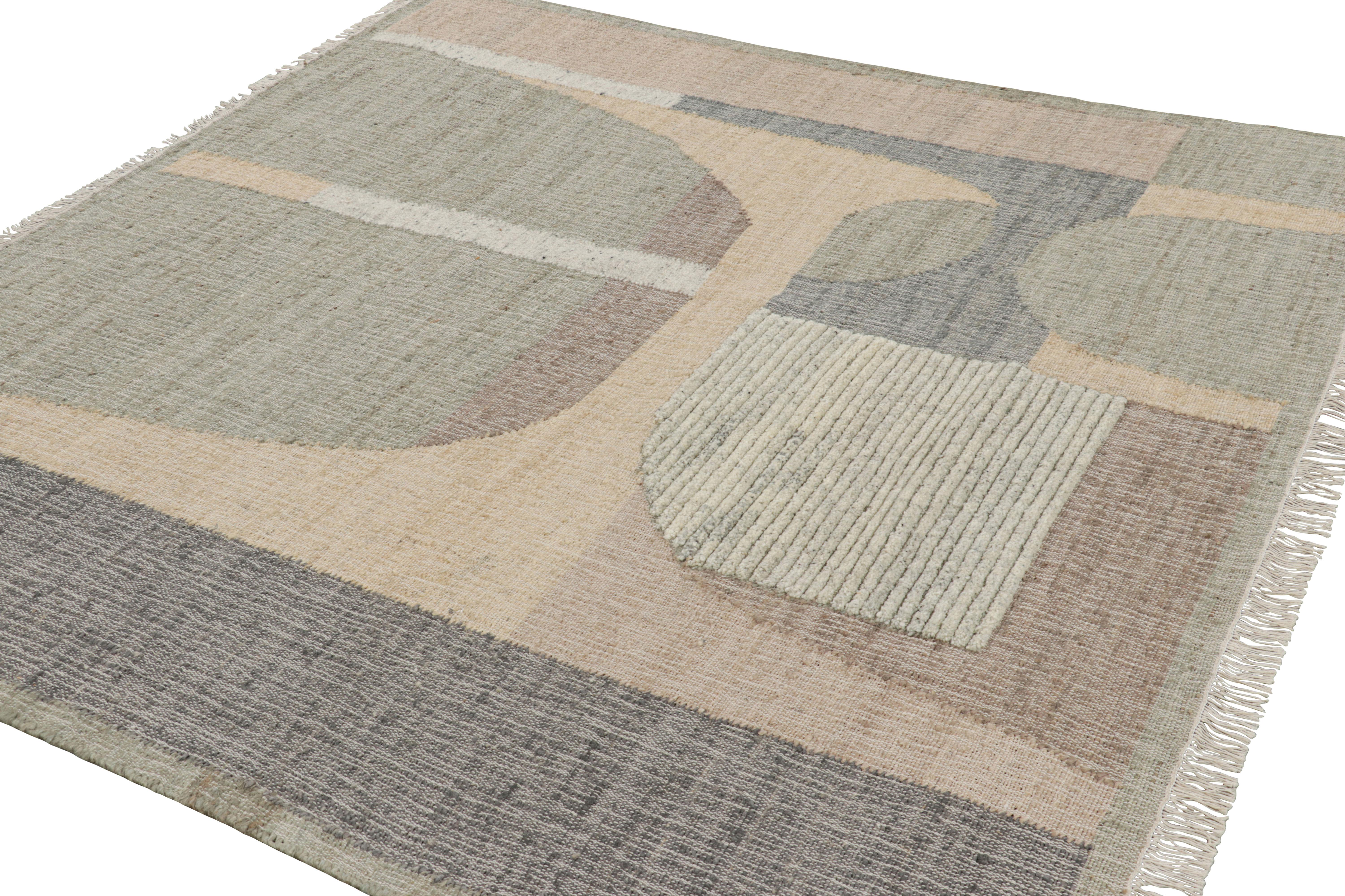 Annodato a mano Rug & Kilim è un tappeto quadrato a trama piatta di colore beige con motivo geometrico grigio & verde in vendita