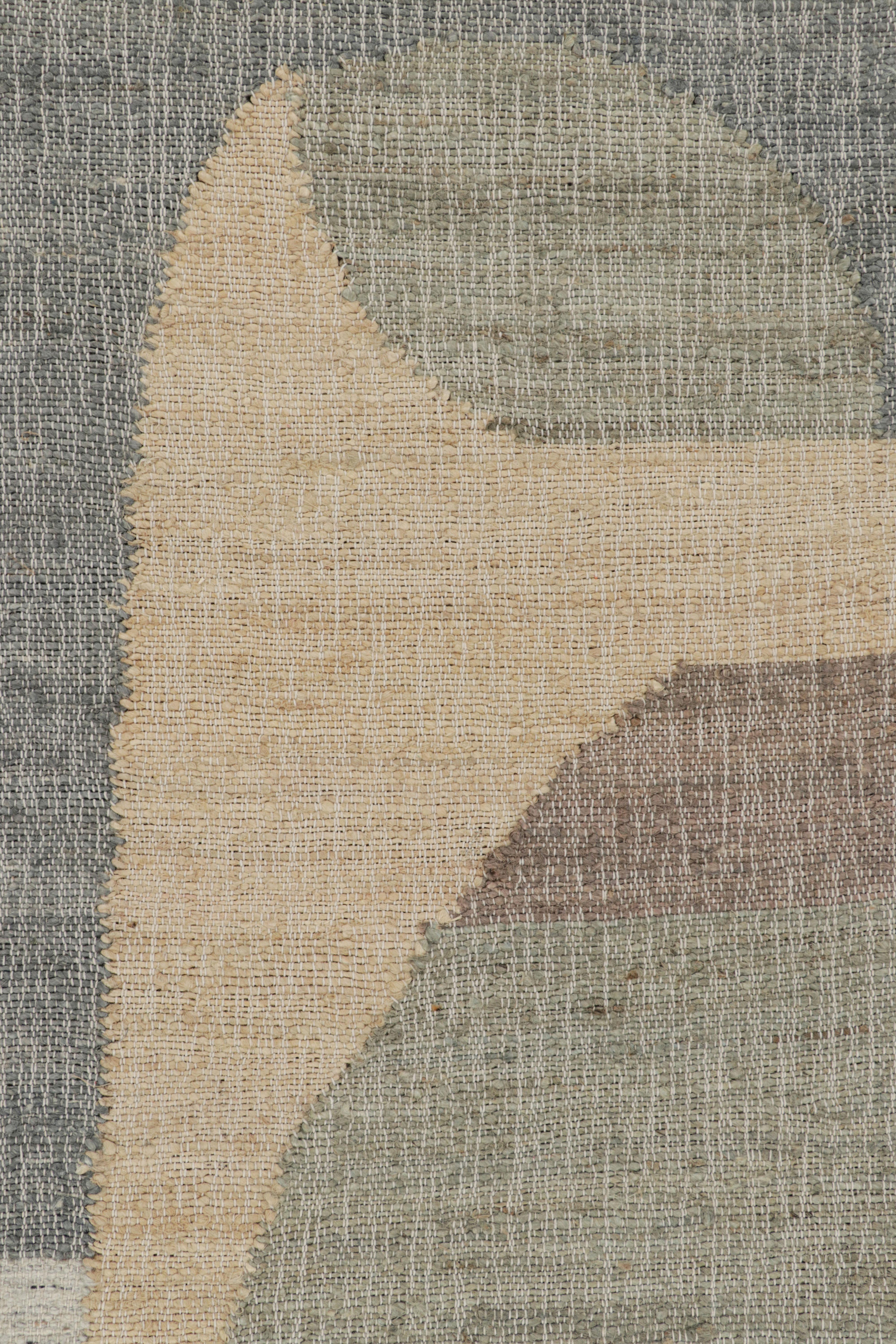 Rug & Kilim è un tappeto quadrato a trama piatta di colore beige con motivo geometrico grigio & verde In condizioni Nuovo in vendita a Long Island City, NY