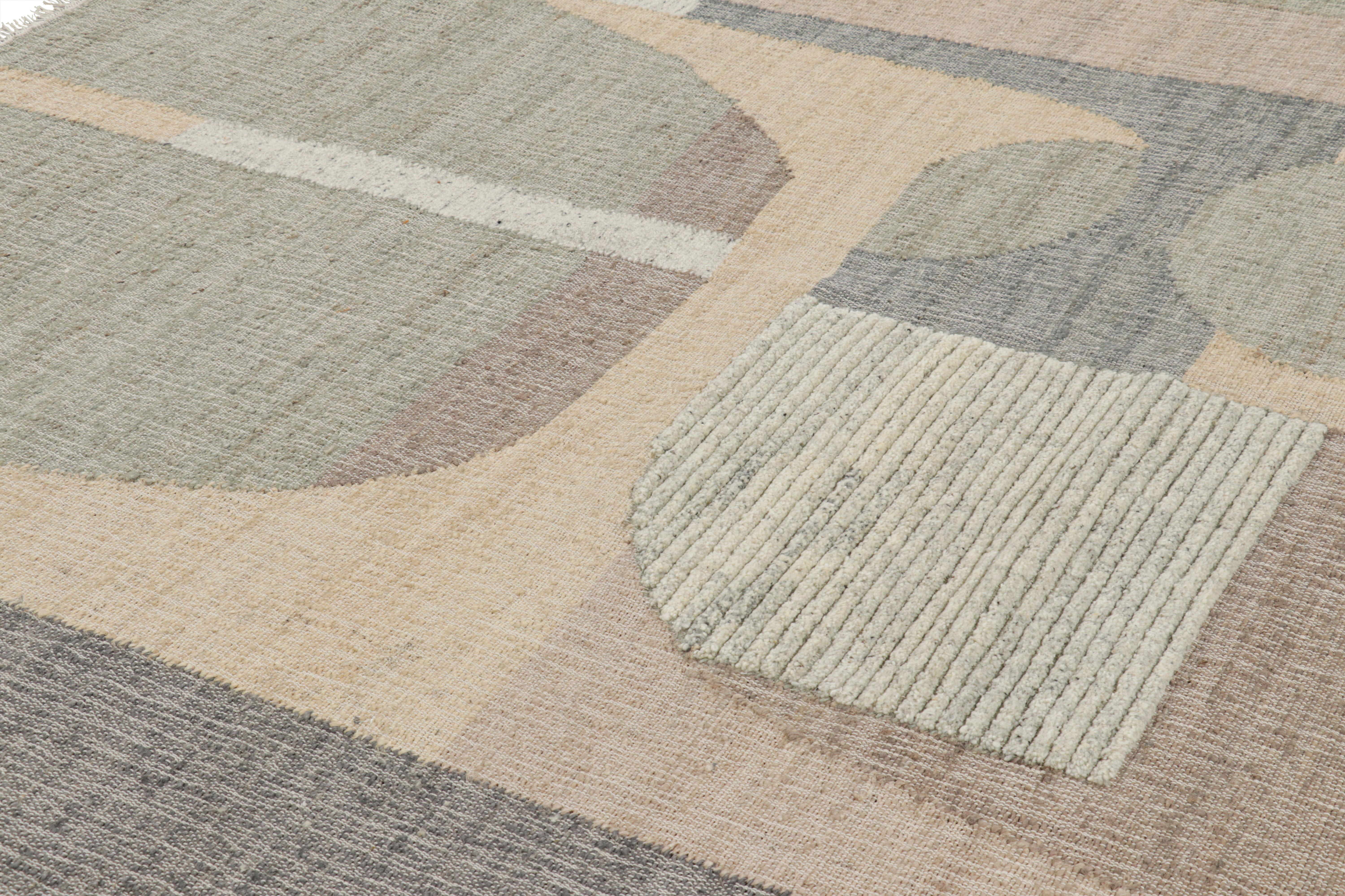 XXI secolo e contemporaneo Rug & Kilim è un tappeto quadrato a trama piatta di colore beige con motivo geometrico grigio & verde in vendita
