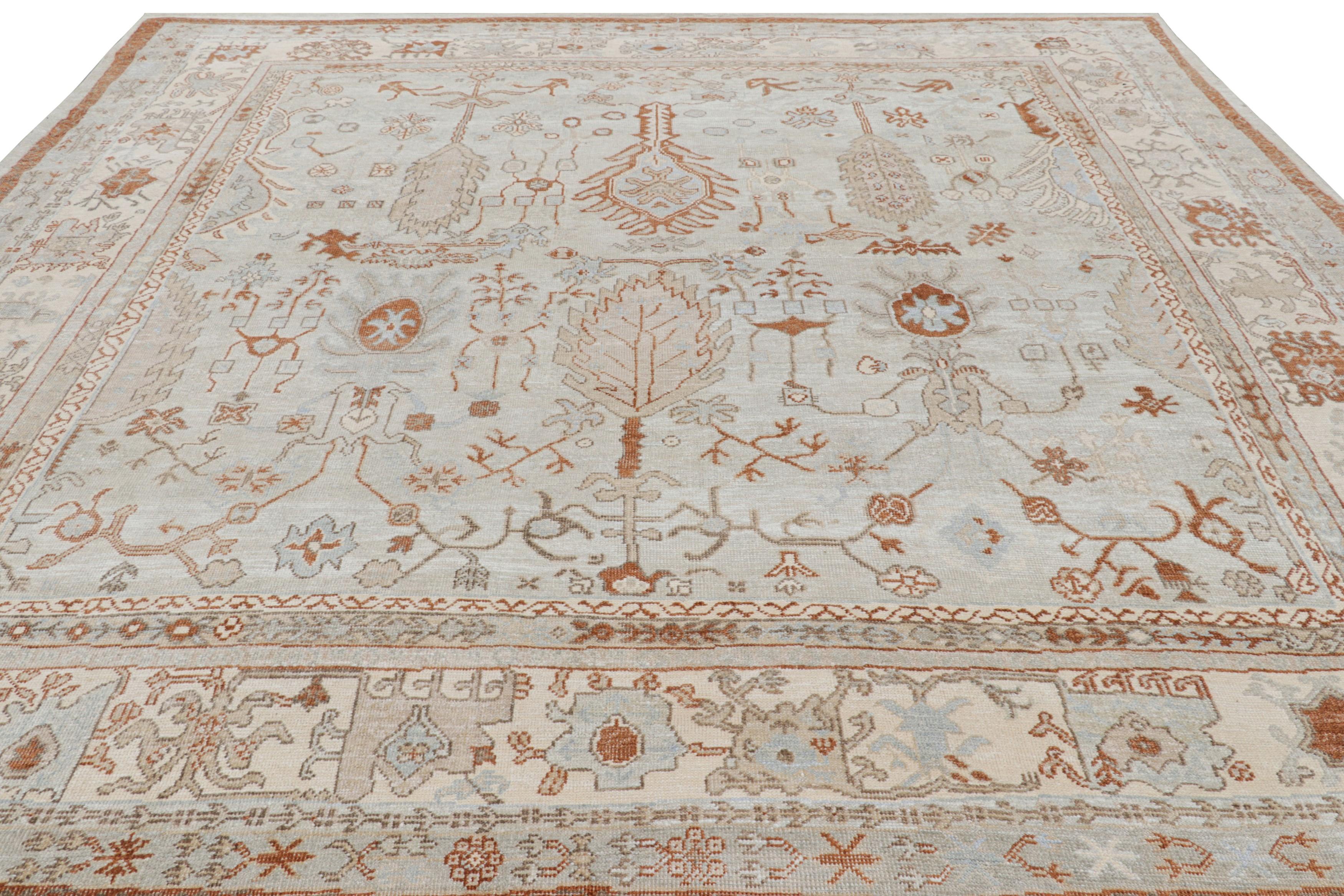 Noué à la main Rug & Kilim's Floral Oushak Style Square Rug in Light Blue with Floral Patterns (tapis carré floral de style Oushak en bleu clair avec des motifs floraux) en vente