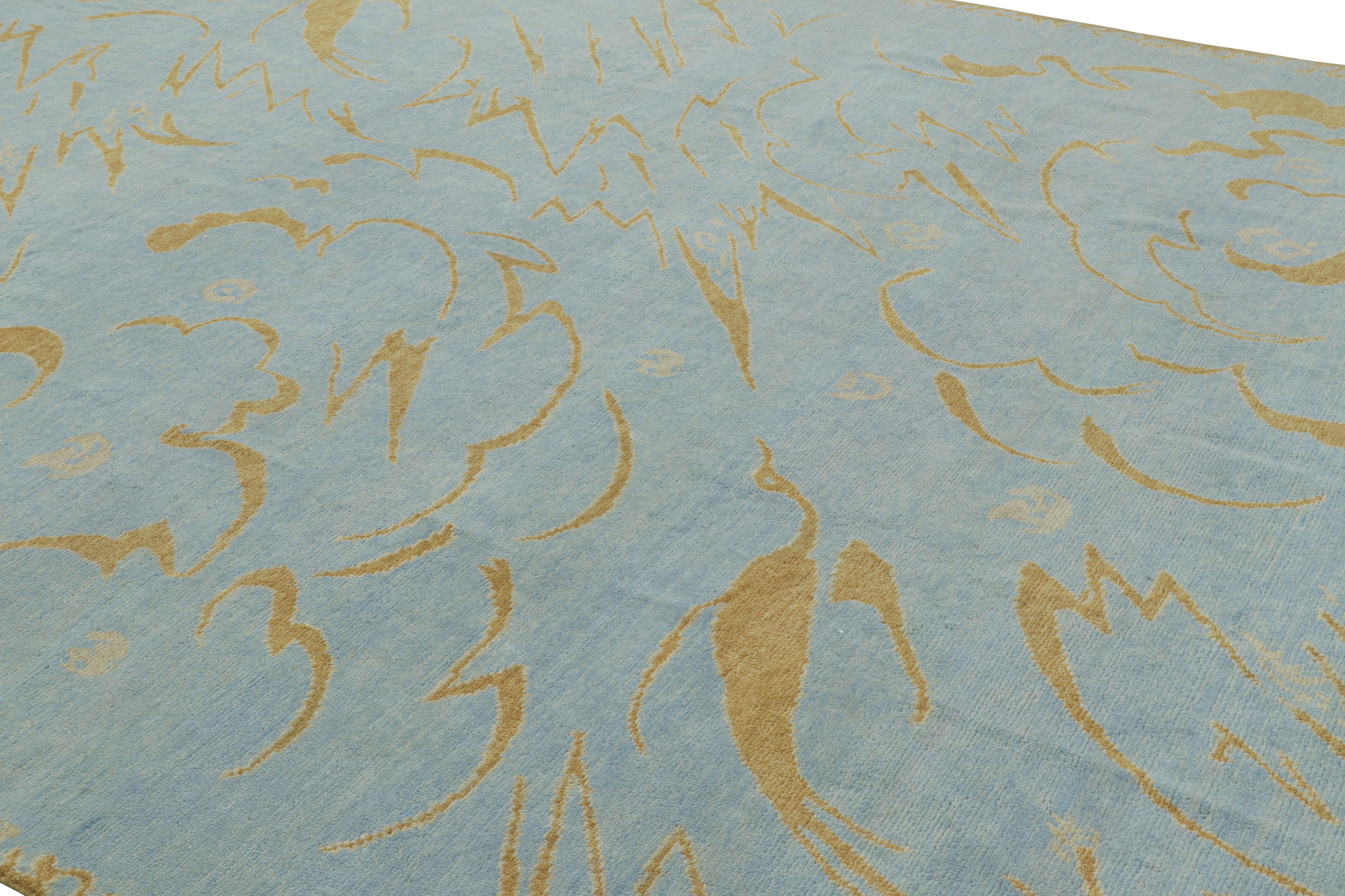 Questo tappeto moderno 10x14 rappresenta la collezione di tappeti French Art Deco di Rug & Kilim; realizzato in un lussuoso vello di lana annodato a mano, ricattura l'aspetto audace ed elegante dei pezzi d'epoca e del movimento iconico degli anni