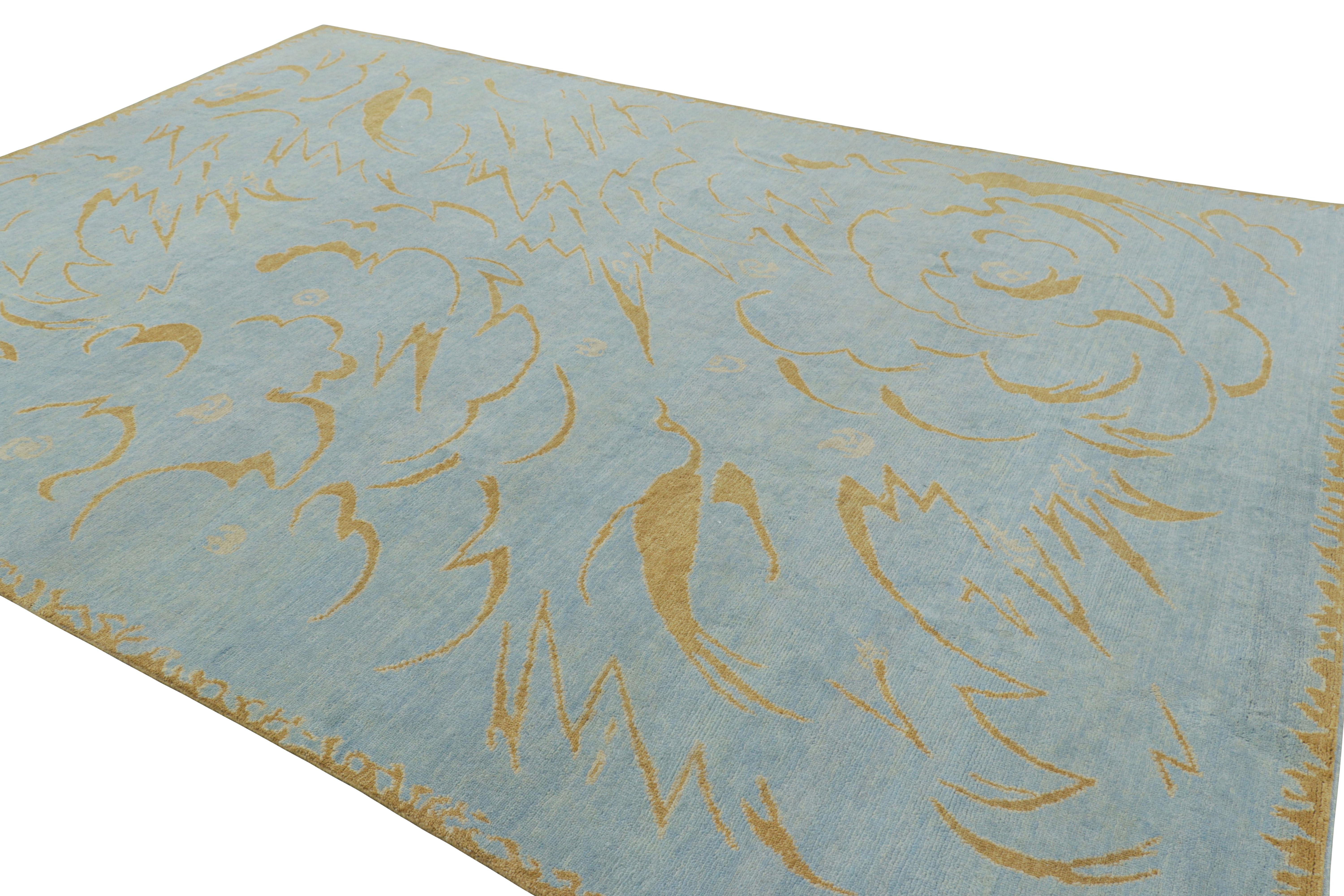 Annodato a mano Rug & Kilim è un tappeto Art Deco francese in blu con motivi curvilinei dorati in vendita