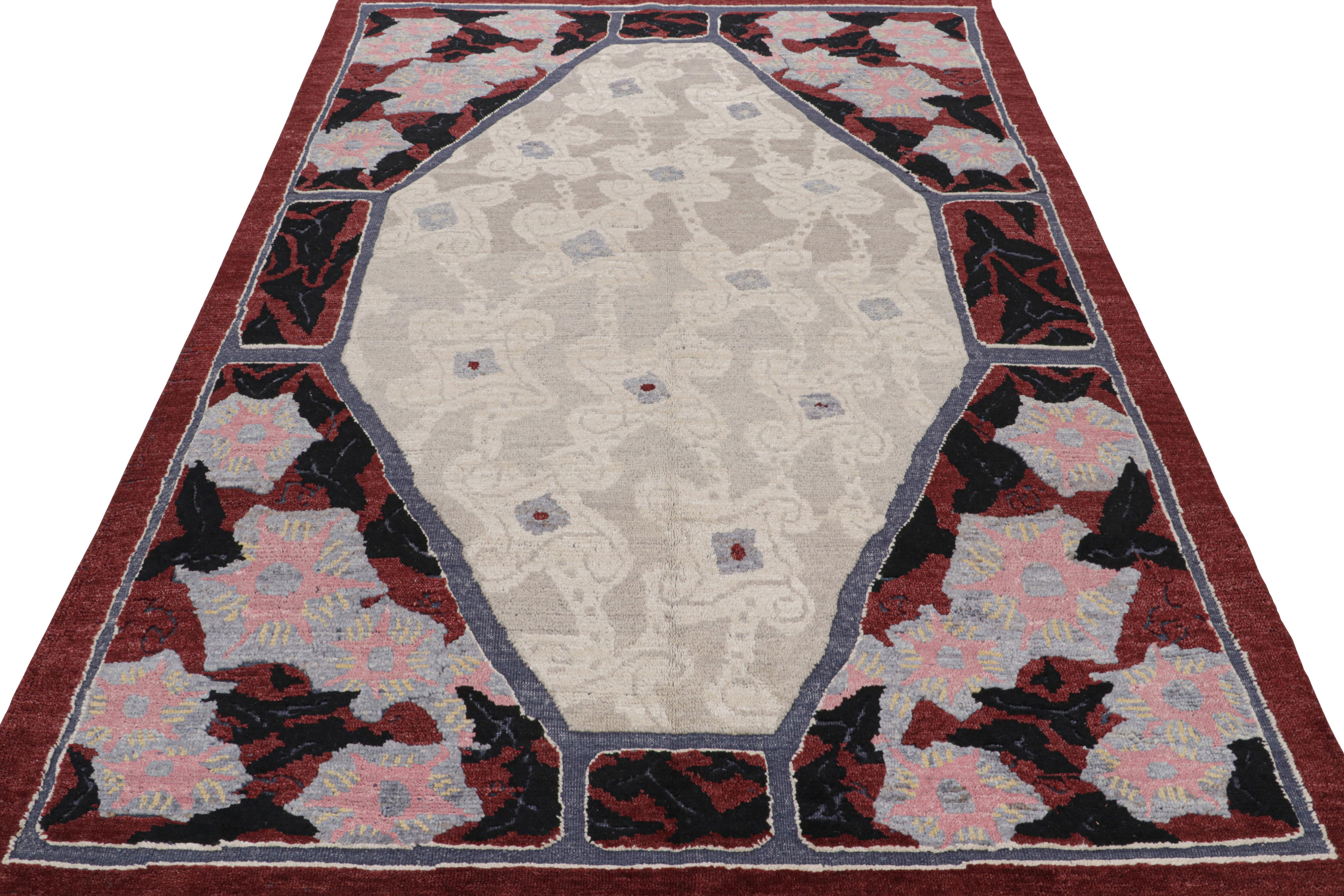 Rug & Kilim's Französischer Art Deco Teppich mit Beige und Roten Geometrischen Mustern  (Indisch) im Angebot