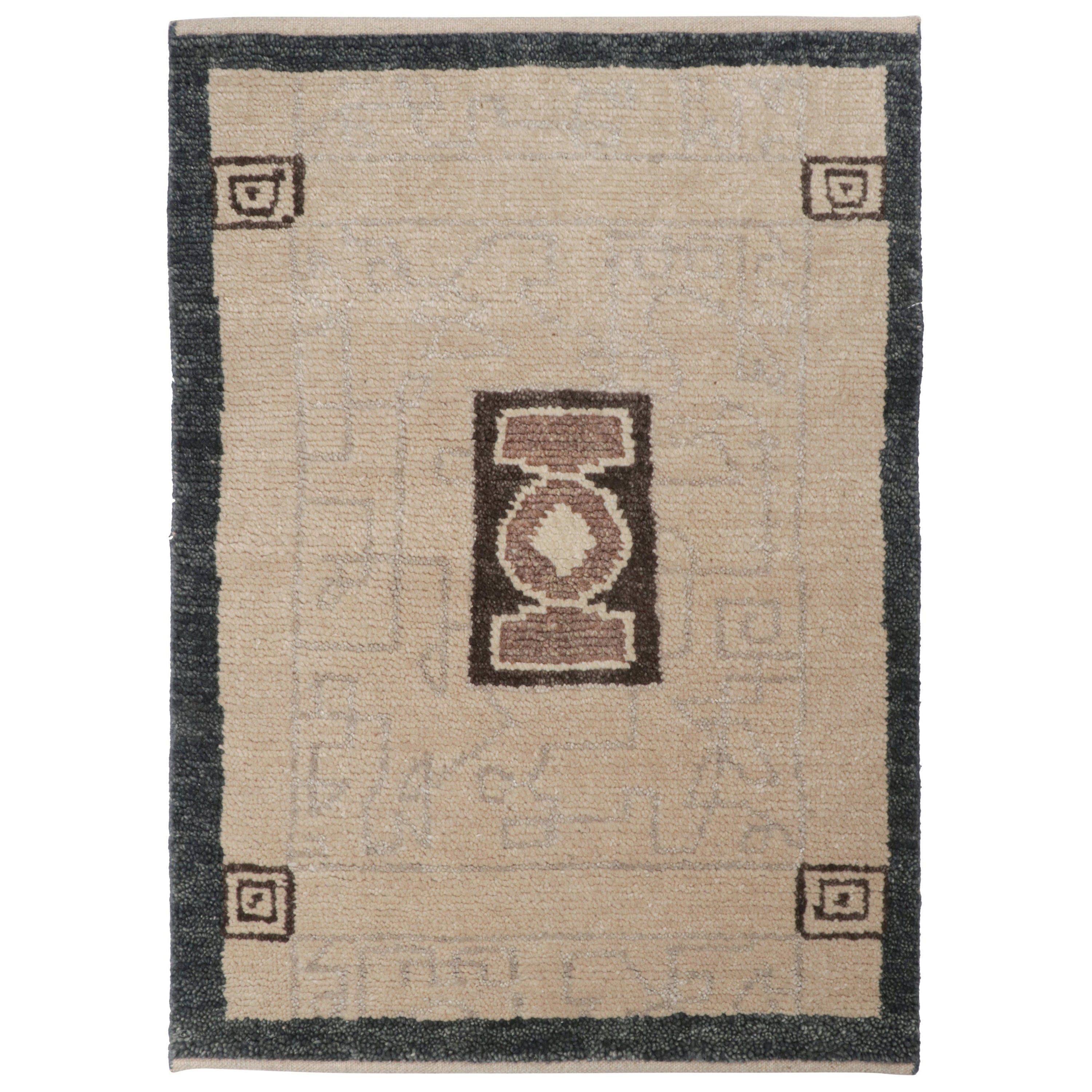 Rug & Kilim's French Art Deco style Accent Rug in Beige with Medallion Pattern (tapis d'accent de style art déco français avec motif de médaillon)