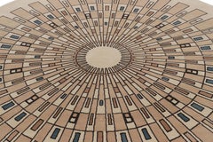 Rug & Kilim è un tappeto a cerchio in stile Art Deco francese di colore beige con motivi geometrici