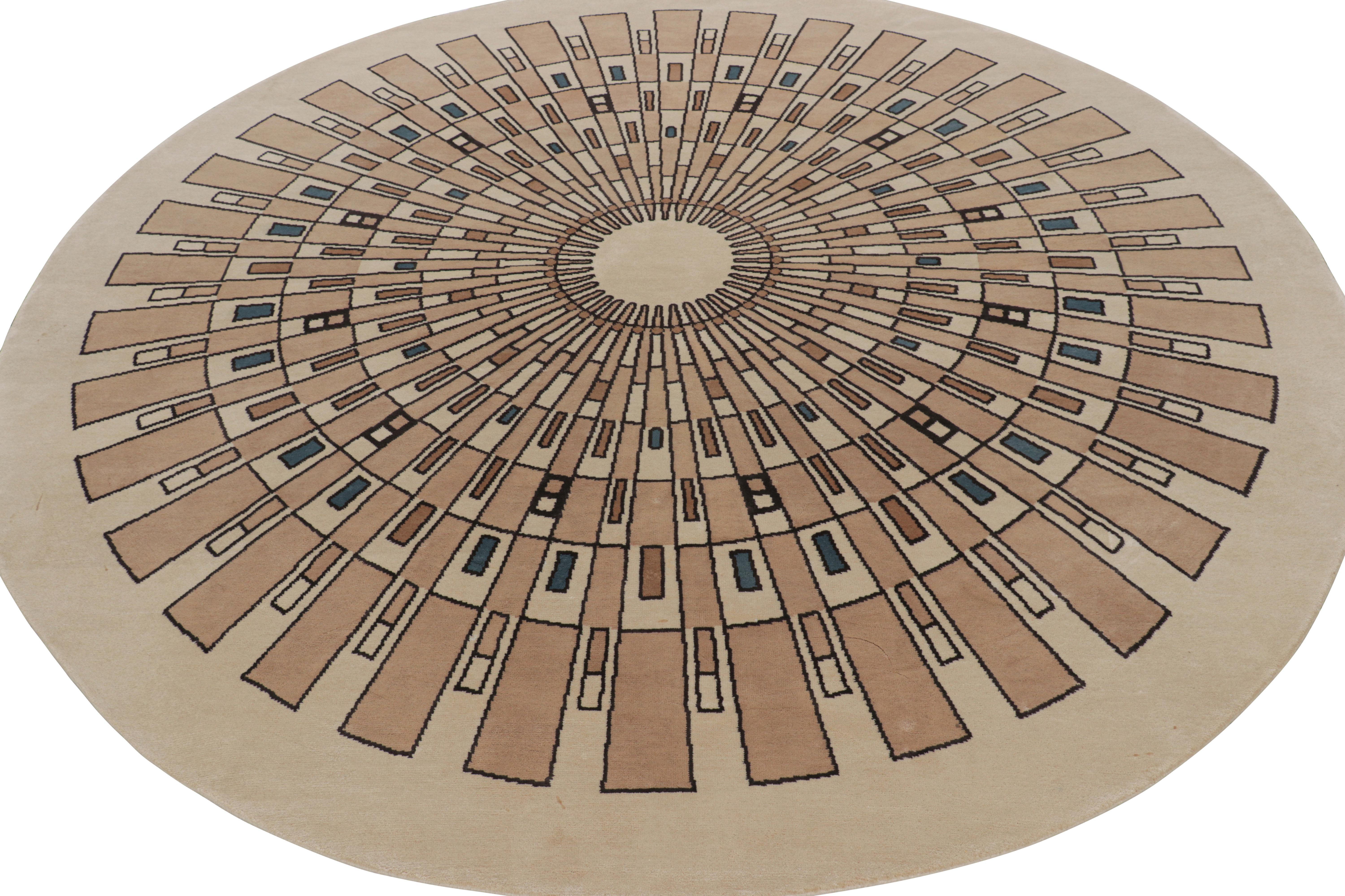 Annodato a mano Rug & Kilim è un tappeto a cerchio in stile Art Deco francese di colore beige con motivi geometrici in vendita