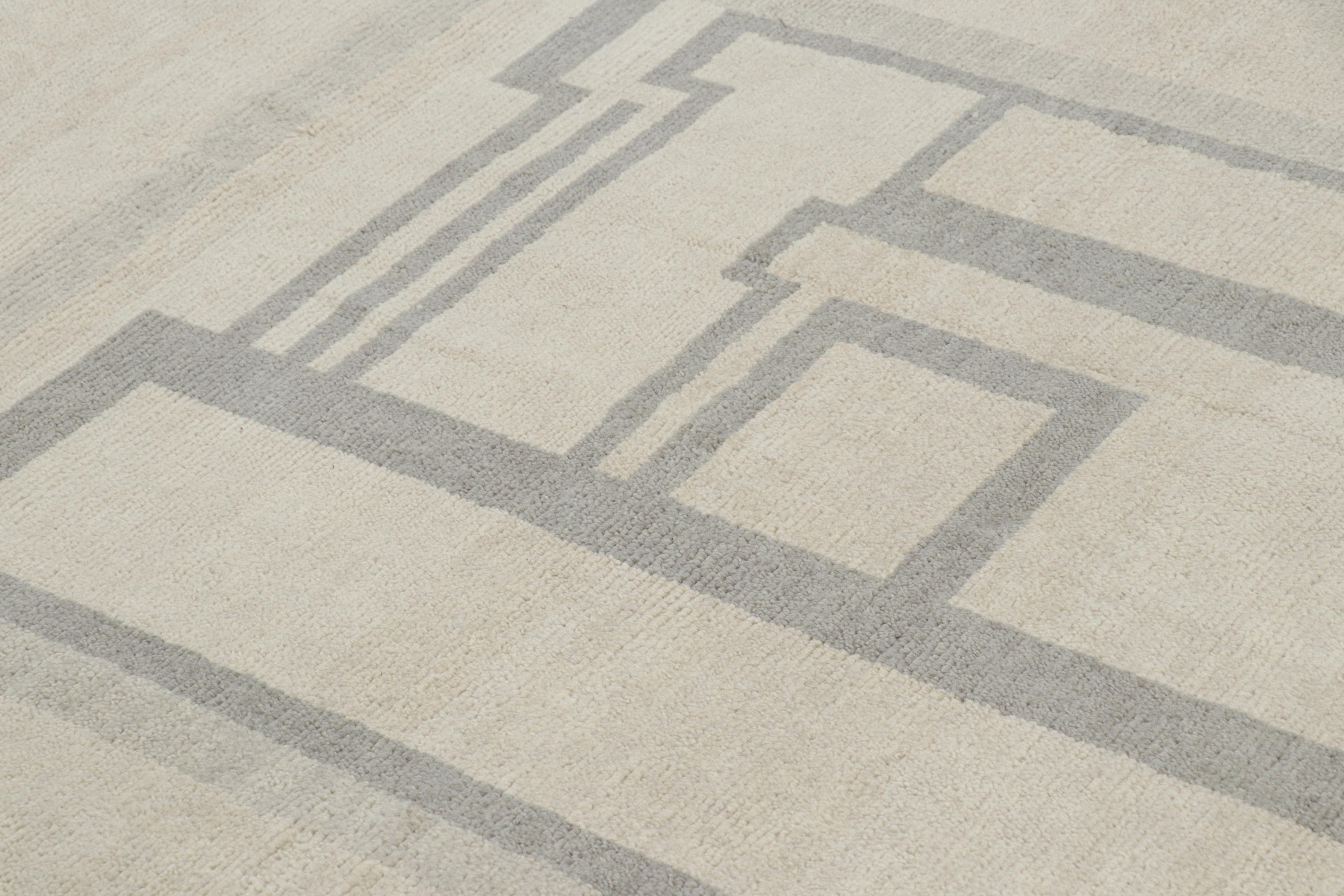 Dieser moderne Teppich 5x9 aus handgeknüpfter Wolle stammt aus der French Art Deco Teppichkollektion von Rug & Kilim. 

Über das Design: 

Diese Fotos repräsentieren einen kürzlich verkauften 5x9 französischen Art-Deco-Teppich aus Wolle. Inspiriert