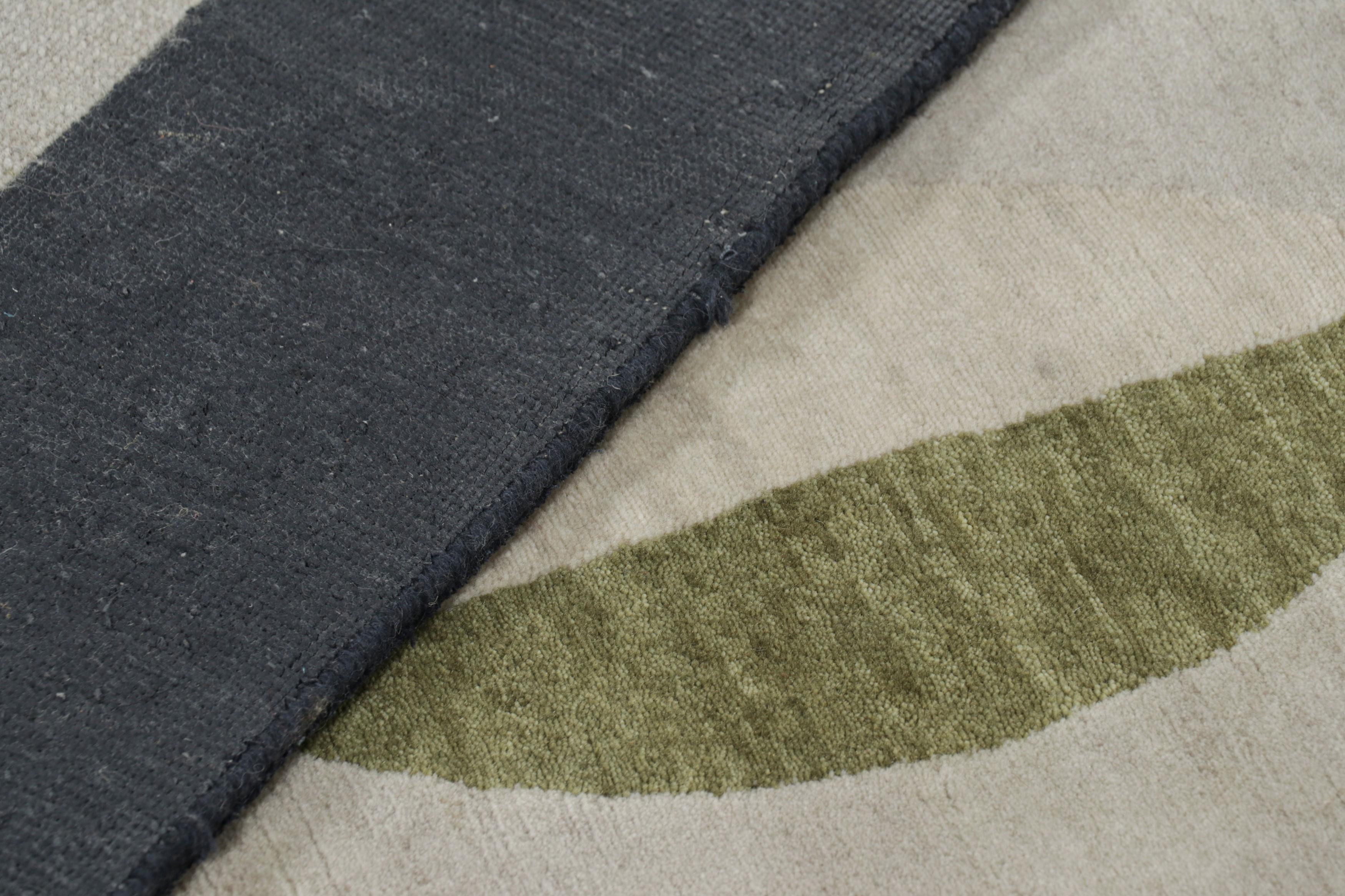 Rug & Kilims französischer Galerie-Teppich im Art-Déco-Stil mit grauen, geometrischen Mustern (Wolle) im Angebot