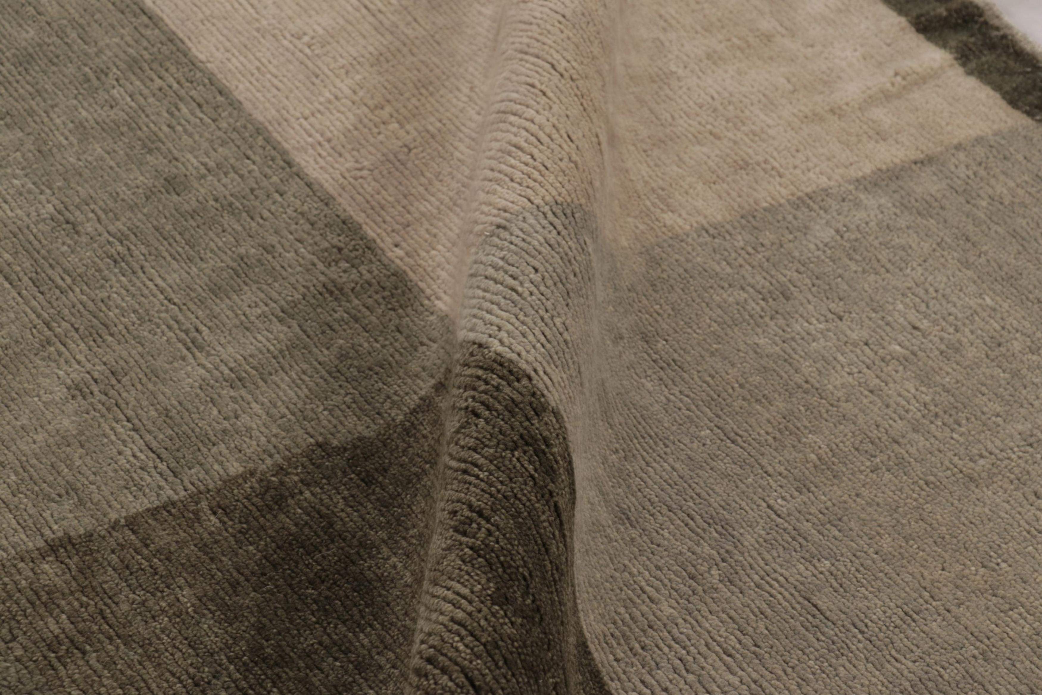 Rug & Kilim's französischer Art-Deco-Teppich in Beige und Grau mit geometrischem Muster (21. Jahrhundert und zeitgenössisch) im Angebot