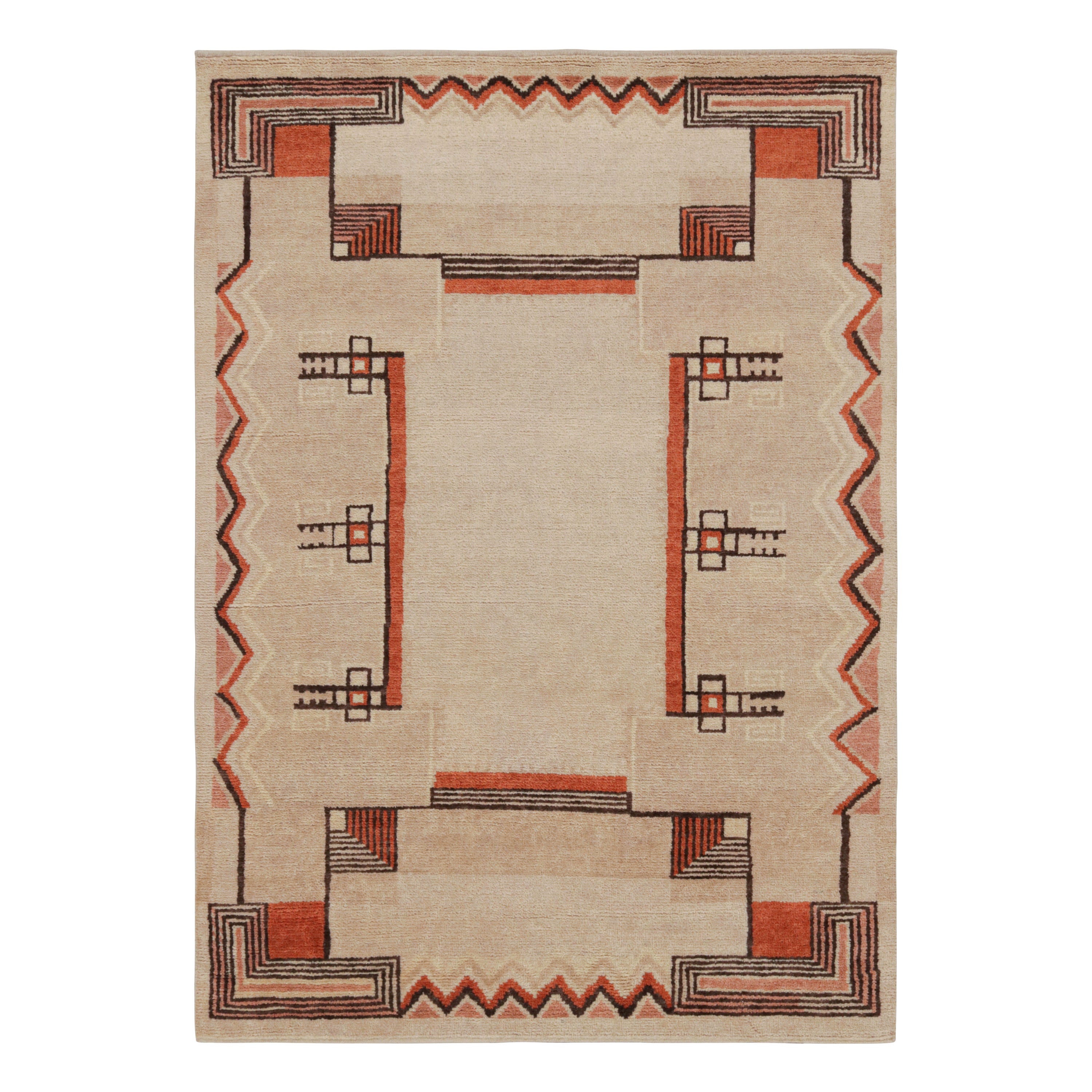 Rug & Kilim è un tappeto francese in stile Art Deco con motivi geometrici beige e arancioni