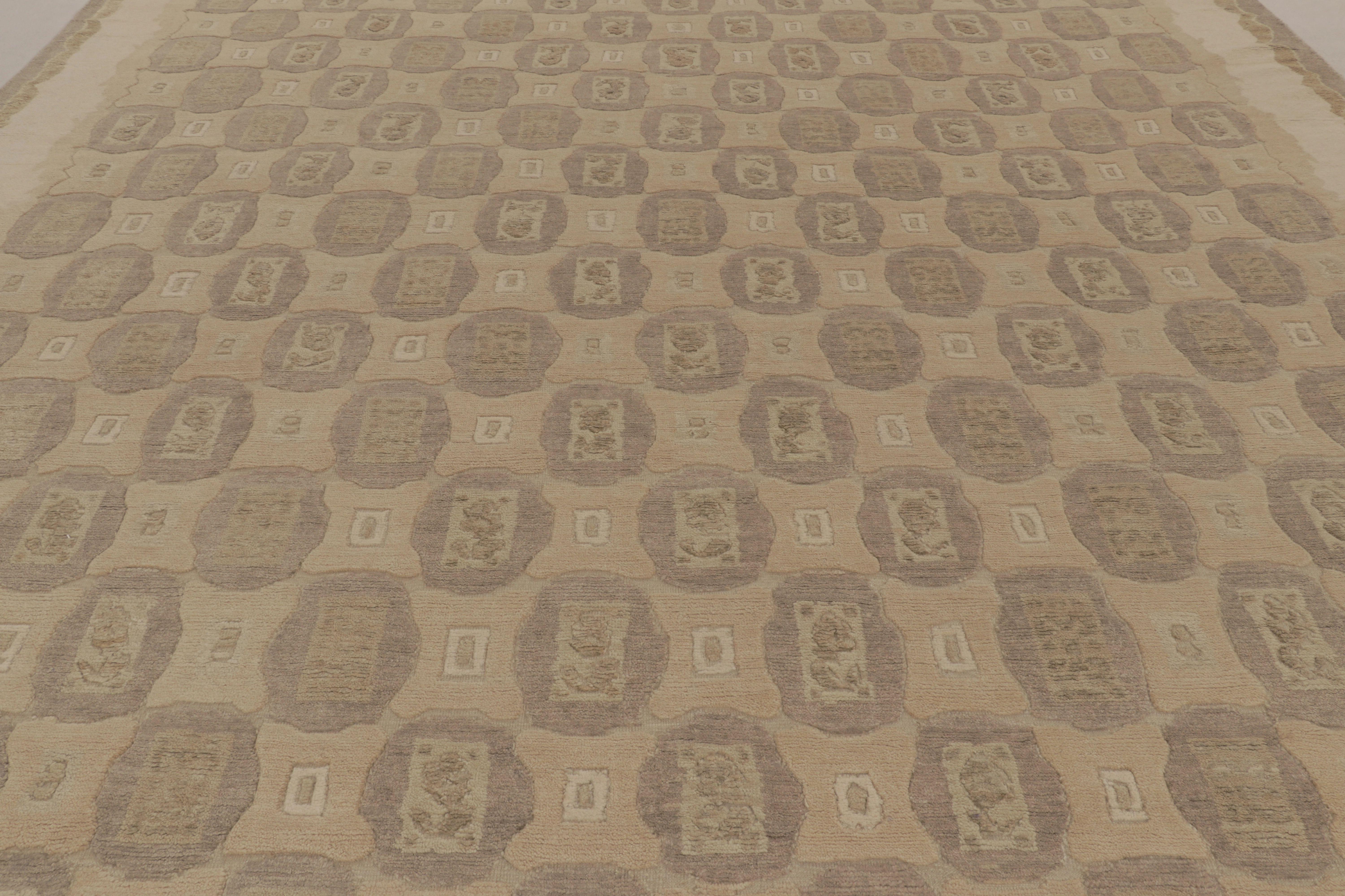 Rug & Kilims französischer Teppich im Art-Déco-Stil in Beige-Braun mit geometrischen Mustern im Zustand „Neu“ im Angebot in Long Island City, NY